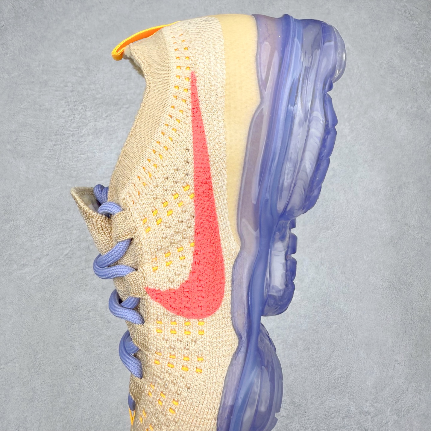 图片[7]-＃纯原福利 NK Air VaporMax 2023 Flyknit FK 2023款大气垫系列低帮针织休闲运动全掌气垫慢跑鞋 原楦原纸版数据开发 采用全新双层纹路织法Flyknit织法编织鞋面材质 搭载原数据开发全掌Air Max球状透明缓震气垫 外置橡胶外底模块 NK Air VaporMax系列自2017年初问世以来 就凭借着独特的设计和超棒的脚感 成为了时尚潮人和跑步爱好者们的心头好 鞋底前侧加入Mini Swoosh 设计 与鞋身相呼应 鞋面采用 Flyknit 材质制成 可以提供出色包裹性的同时 也有着不错的透气效果 最后黄色气垫收尾 完善整双鞋设计 尺码：36 36.5 37.5 38 38.5 39 40 40.5 41 42 42.5 43 44 44.5 45-选品中心