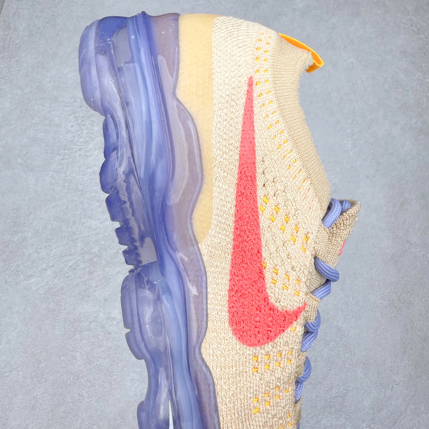 图片[6]-＃纯原福利 NK Air VaporMax 2023 Flyknit FK 2023款大气垫系列低帮针织休闲运动全掌气垫慢跑鞋 原楦原纸版数据开发 采用全新双层纹路织法Flyknit织法编织鞋面材质 搭载原数据开发全掌Air Max球状透明缓震气垫 外置橡胶外底模块 NK Air VaporMax系列自2017年初问世以来 就凭借着独特的设计和超棒的脚感 成为了时尚潮人和跑步爱好者们的心头好 鞋底前侧加入Mini Swoosh 设计 与鞋身相呼应 鞋面采用 Flyknit 材质制成 可以提供出色包裹性的同时 也有着不错的透气效果 最后黄色气垫收尾 完善整双鞋设计 尺码：36 36.5 37.5 38 38.5 39 40 40.5 41 42 42.5 43 44 44.5 45-选品中心