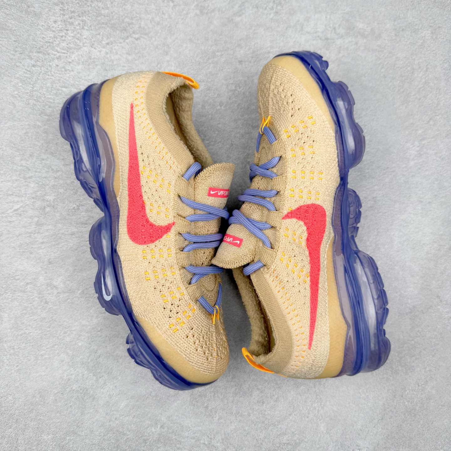 图片[3]-＃纯原福利 NK Air VaporMax 2023 Flyknit FK 2023款大气垫系列低帮针织休闲运动全掌气垫慢跑鞋 原楦原纸版数据开发 采用全新双层纹路织法Flyknit织法编织鞋面材质 搭载原数据开发全掌Air Max球状透明缓震气垫 外置橡胶外底模块 NK Air VaporMax系列自2017年初问世以来 就凭借着独特的设计和超棒的脚感 成为了时尚潮人和跑步爱好者们的心头好 鞋底前侧加入Mini Swoosh 设计 与鞋身相呼应 鞋面采用 Flyknit 材质制成 可以提供出色包裹性的同时 也有着不错的透气效果 最后黄色气垫收尾 完善整双鞋设计 尺码：36 36.5 37.5 38 38.5 39 40 40.5 41 42 42.5 43 44 44.5 45-选品中心