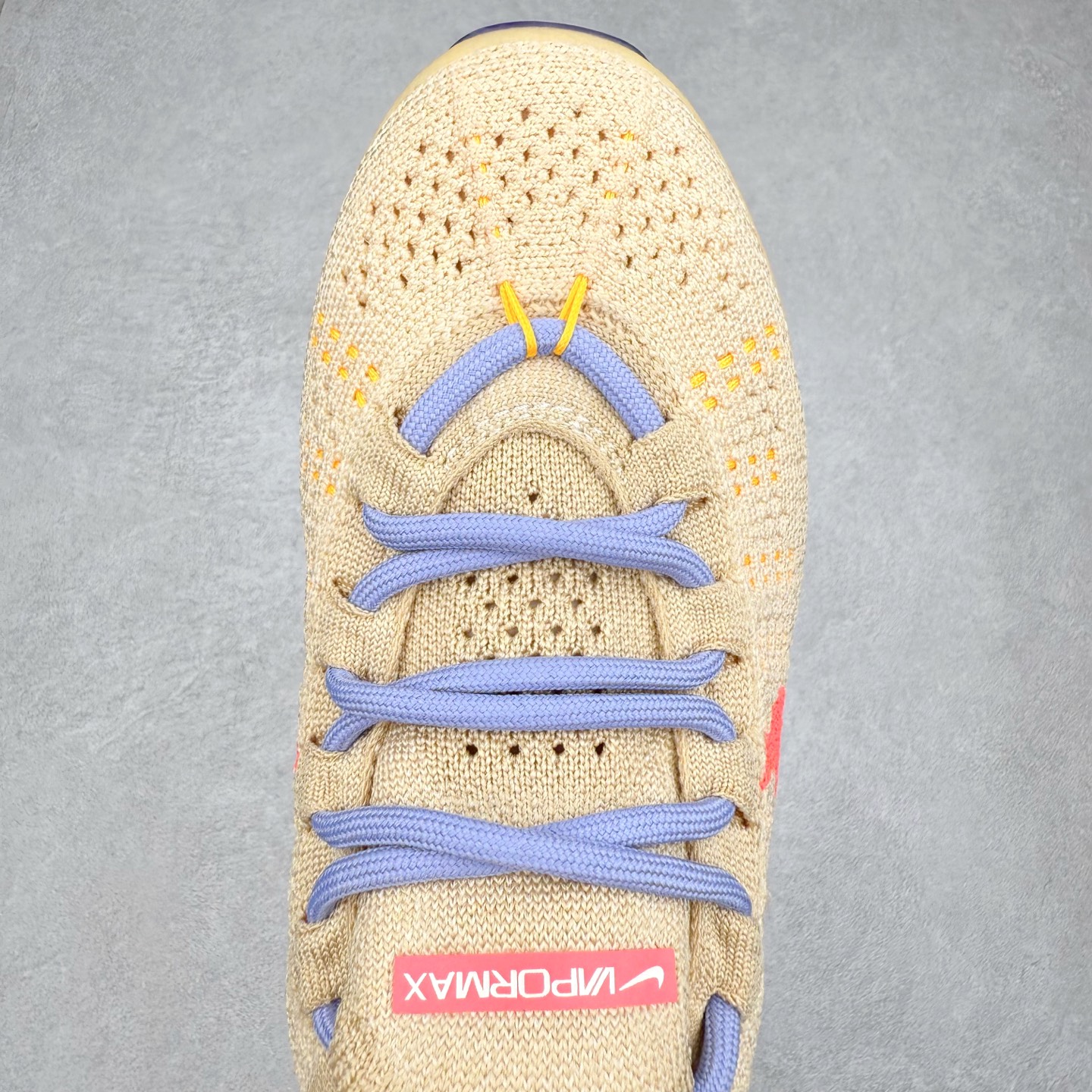 图片[4]-＃纯原福利 NK Air VaporMax 2023 Flyknit FK 2023款大气垫系列低帮针织休闲运动全掌气垫慢跑鞋 原楦原纸版数据开发 采用全新双层纹路织法Flyknit织法编织鞋面材质 搭载原数据开发全掌Air Max球状透明缓震气垫 外置橡胶外底模块 NK Air VaporMax系列自2017年初问世以来 就凭借着独特的设计和超棒的脚感 成为了时尚潮人和跑步爱好者们的心头好 鞋底前侧加入Mini Swoosh 设计 与鞋身相呼应 鞋面采用 Flyknit 材质制成 可以提供出色包裹性的同时 也有着不错的透气效果 最后黄色气垫收尾 完善整双鞋设计 尺码：36 36.5 37.5 38 38.5 39 40 40.5 41 42 42.5 43 44 44.5 45-选品中心