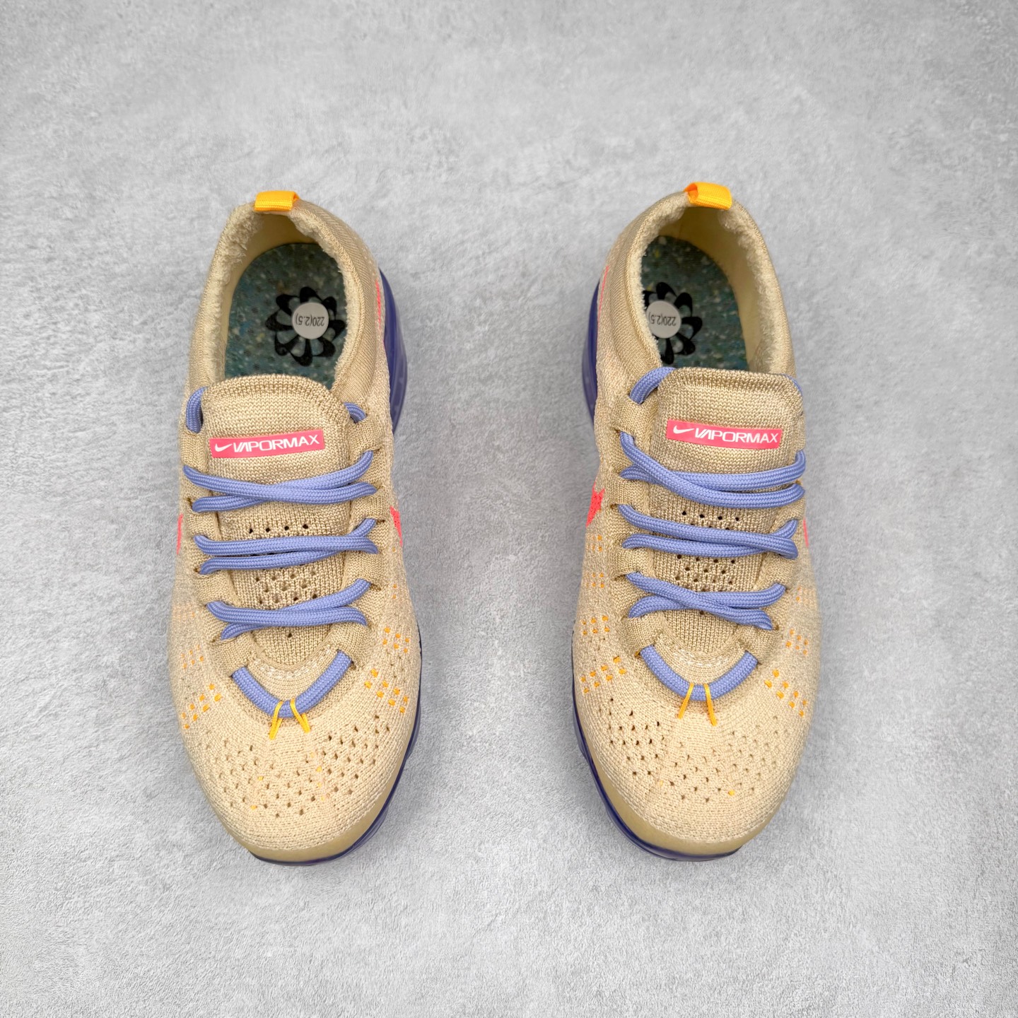 图片[2]-＃纯原福利 NK Air VaporMax 2023 Flyknit FK 2023款大气垫系列低帮针织休闲运动全掌气垫慢跑鞋 原楦原纸版数据开发 采用全新双层纹路织法Flyknit织法编织鞋面材质 搭载原数据开发全掌Air Max球状透明缓震气垫 外置橡胶外底模块 NK Air VaporMax系列自2017年初问世以来 就凭借着独特的设计和超棒的脚感 成为了时尚潮人和跑步爱好者们的心头好 鞋底前侧加入Mini Swoosh 设计 与鞋身相呼应 鞋面采用 Flyknit 材质制成 可以提供出色包裹性的同时 也有着不错的透气效果 最后黄色气垫收尾 完善整双鞋设计 尺码：36 36.5 37.5 38 38.5 39 40 40.5 41 42 42.5 43 44 44.5 45-选品中心