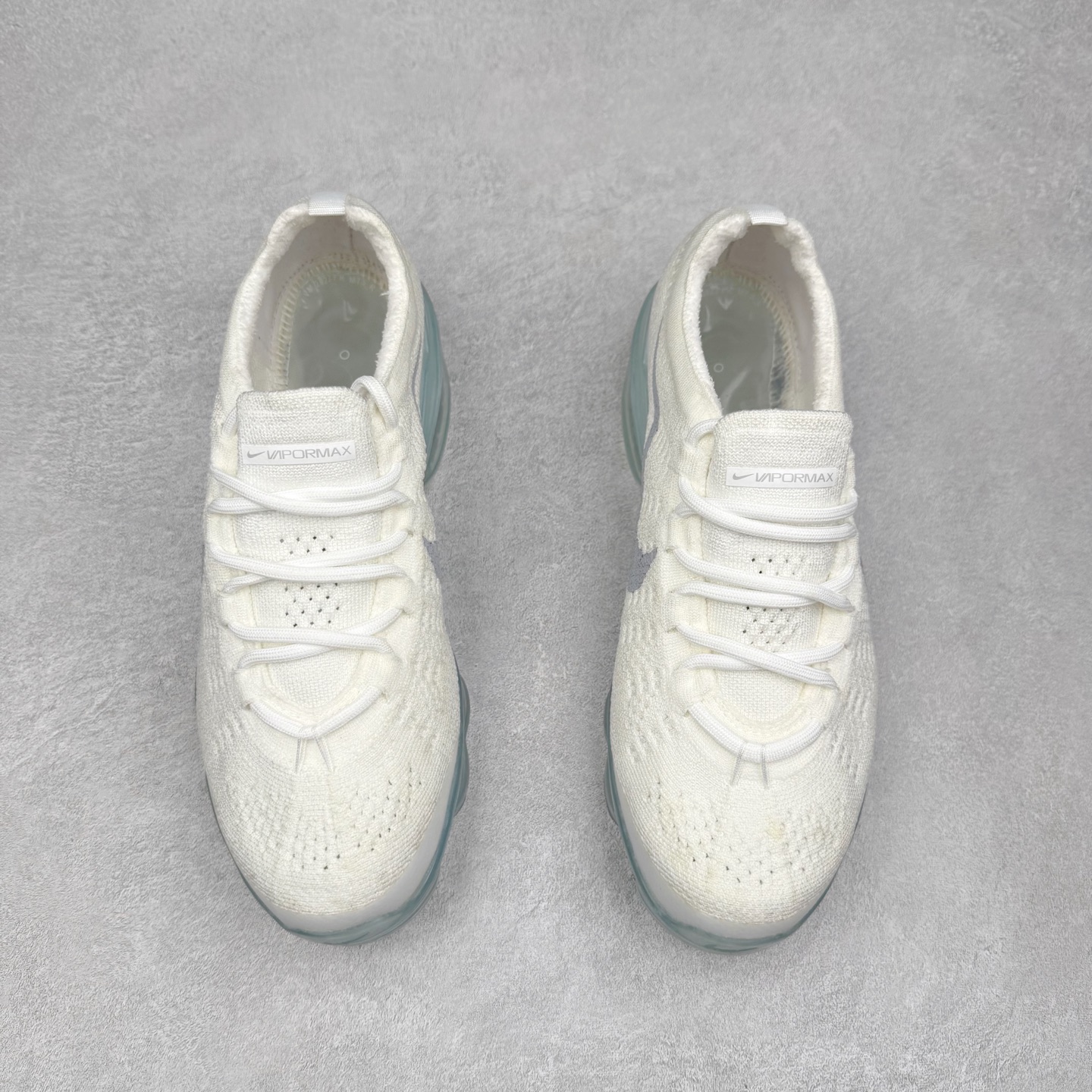 图片[2]-＃纯原福利 NK Air VaporMax 2023 Flyknit FK 2023款大气垫系列低帮针织休闲运动全掌气垫慢跑鞋 原楦原纸版数据开发 采用全新双层纹路织法Flyknit织法编织鞋面材质 搭载原数据开发全掌Air Max球状透明缓震气垫 外置橡胶外底模块 NK Air VaporMax系列自2017年初问世以来 就凭借着独特的设计和超棒的脚感 成为了时尚潮人和跑步爱好者们的心头好 鞋底前侧加入Mini Swoosh 设计 与鞋身相呼应 鞋面采用 Flyknit 材质制成 可以提供出色包裹性的同时 也有着不错的透气效果 最后黄色气垫收尾 完善整双鞋设计 尺码：36 36.5 37.5 38 38.5 39 40 40.5 41 42 42.5 43 44 44.5 45-选品中心