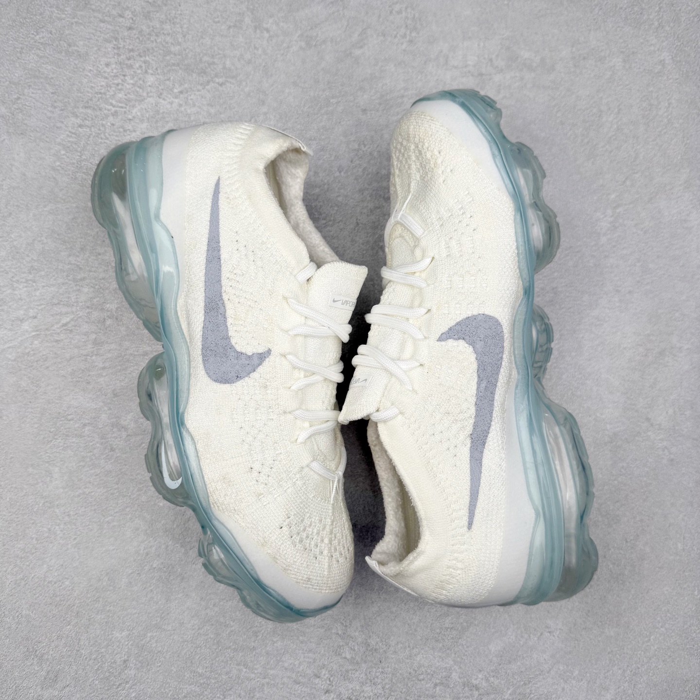 图片[3]-＃纯原福利 NK Air VaporMax 2023 Flyknit FK 2023款大气垫系列低帮针织休闲运动全掌气垫慢跑鞋 原楦原纸版数据开发 采用全新双层纹路织法Flyknit织法编织鞋面材质 搭载原数据开发全掌Air Max球状透明缓震气垫 外置橡胶外底模块 NK Air VaporMax系列自2017年初问世以来 就凭借着独特的设计和超棒的脚感 成为了时尚潮人和跑步爱好者们的心头好 鞋底前侧加入Mini Swoosh 设计 与鞋身相呼应 鞋面采用 Flyknit 材质制成 可以提供出色包裹性的同时 也有着不错的透气效果 最后黄色气垫收尾 完善整双鞋设计 尺码：36 36.5 37.5 38 38.5 39 40 40.5 41 42 42.5 43 44 44.5 45-选品中心