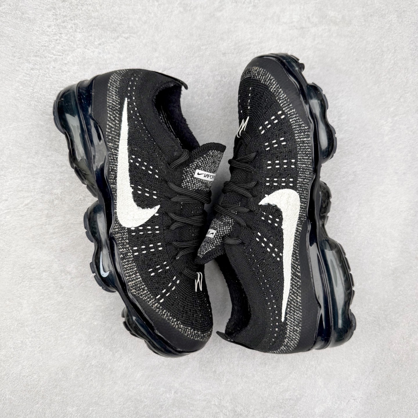 图片[3]-＃纯原福利 NK Air VaporMax 2023 Flyknit FK 2023款大气垫系列低帮针织休闲运动全掌气垫慢跑鞋 原楦原纸版数据开发 采用全新双层纹路织法Flyknit织法编织鞋面材质 搭载原数据开发全掌Air Max球状透明缓震气垫 外置橡胶外底模块 NK Air VaporMax系列自2017年初问世以来 就凭借着独特的设计和超棒的脚感 成为了时尚潮人和跑步爱好者们的心头好 鞋底前侧加入Mini Swoosh 设计 与鞋身相呼应 鞋面采用 Flyknit 材质制成 可以提供出色包裹性的同时 也有着不错的透气效果 最后黄色气垫收尾 完善整双鞋设计 尺码：36 36.5 37.5 38 38.5 39 40 40.5 41 42 42.5 43 44 44.5 45-选品中心