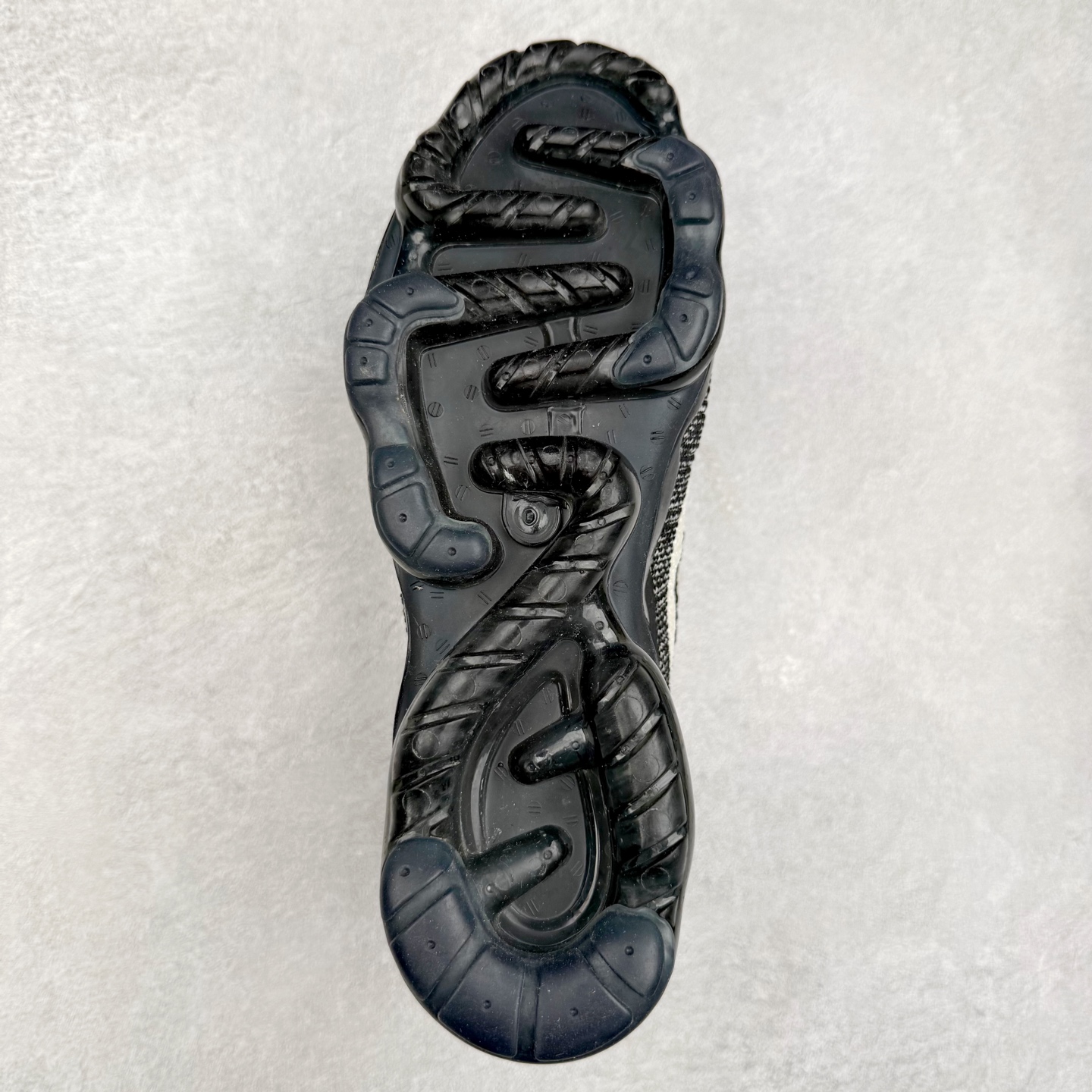 图片[9]-＃纯原福利 NK Air VaporMax 2023 Flyknit FK 2023款大气垫系列低帮针织休闲运动全掌气垫慢跑鞋 原楦原纸版数据开发 采用全新双层纹路织法Flyknit织法编织鞋面材质 搭载原数据开发全掌Air Max球状透明缓震气垫 外置橡胶外底模块 NK Air VaporMax系列自2017年初问世以来 就凭借着独特的设计和超棒的脚感 成为了时尚潮人和跑步爱好者们的心头好 鞋底前侧加入Mini Swoosh 设计 与鞋身相呼应 鞋面采用 Flyknit 材质制成 可以提供出色包裹性的同时 也有着不错的透气效果 最后黄色气垫收尾 完善整双鞋设计 尺码：36 36.5 37.5 38 38.5 39 40 40.5 41 42 42.5 43 44 44.5 45-选品中心