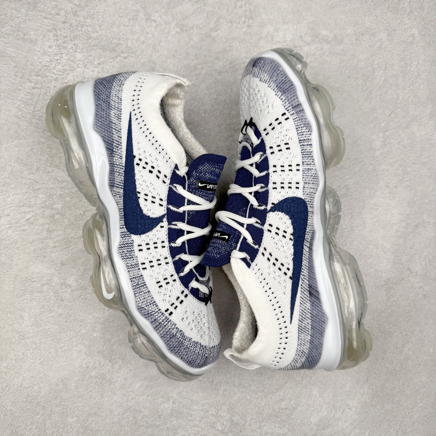 图片[3]-＃纯原福利 NK Air VaporMax 2023 Flyknit FK 2023款大气垫系列低帮针织休闲运动全掌气垫慢跑鞋 原楦原纸版数据开发 采用全新双层纹路织法Flyknit织法编织鞋面材质 搭载原数据开发全掌Air Max球状透明缓震气垫 外置橡胶外底模块 NK Air VaporMax系列自2017年初问世以来 就凭借着独特的设计和超棒的脚感 成为了时尚潮人和跑步爱好者们的心头好 鞋底前侧加入Mini Swoosh 设计 与鞋身相呼应 鞋面采用 Flyknit 材质制成 可以提供出色包裹性的同时 也有着不错的透气效果 最后黄色气垫收尾 完善整双鞋设计 尺码：36 36.5 37.5 38 38.5 39 40 40.5 41 42 42.5 43 44 44.5 45-选品中心