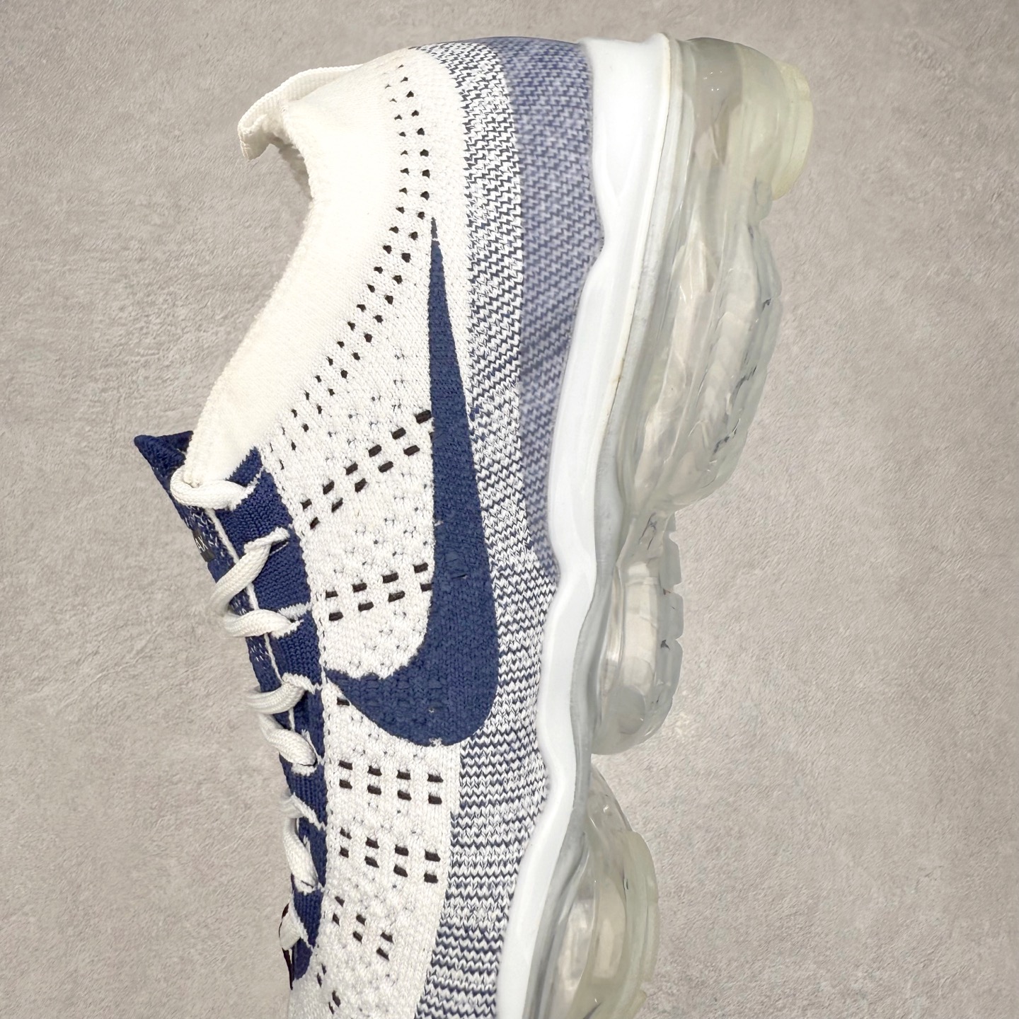 图片[7]-＃纯原福利 NK Air VaporMax 2023 Flyknit FK 2023款大气垫系列低帮针织休闲运动全掌气垫慢跑鞋 原楦原纸版数据开发 采用全新双层纹路织法Flyknit织法编织鞋面材质 搭载原数据开发全掌Air Max球状透明缓震气垫 外置橡胶外底模块 NK Air VaporMax系列自2017年初问世以来 就凭借着独特的设计和超棒的脚感 成为了时尚潮人和跑步爱好者们的心头好 鞋底前侧加入Mini Swoosh 设计 与鞋身相呼应 鞋面采用 Flyknit 材质制成 可以提供出色包裹性的同时 也有着不错的透气效果 最后黄色气垫收尾 完善整双鞋设计 尺码：36 36.5 37.5 38 38.5 39 40 40.5 41 42 42.5 43 44 44.5 45-选品中心