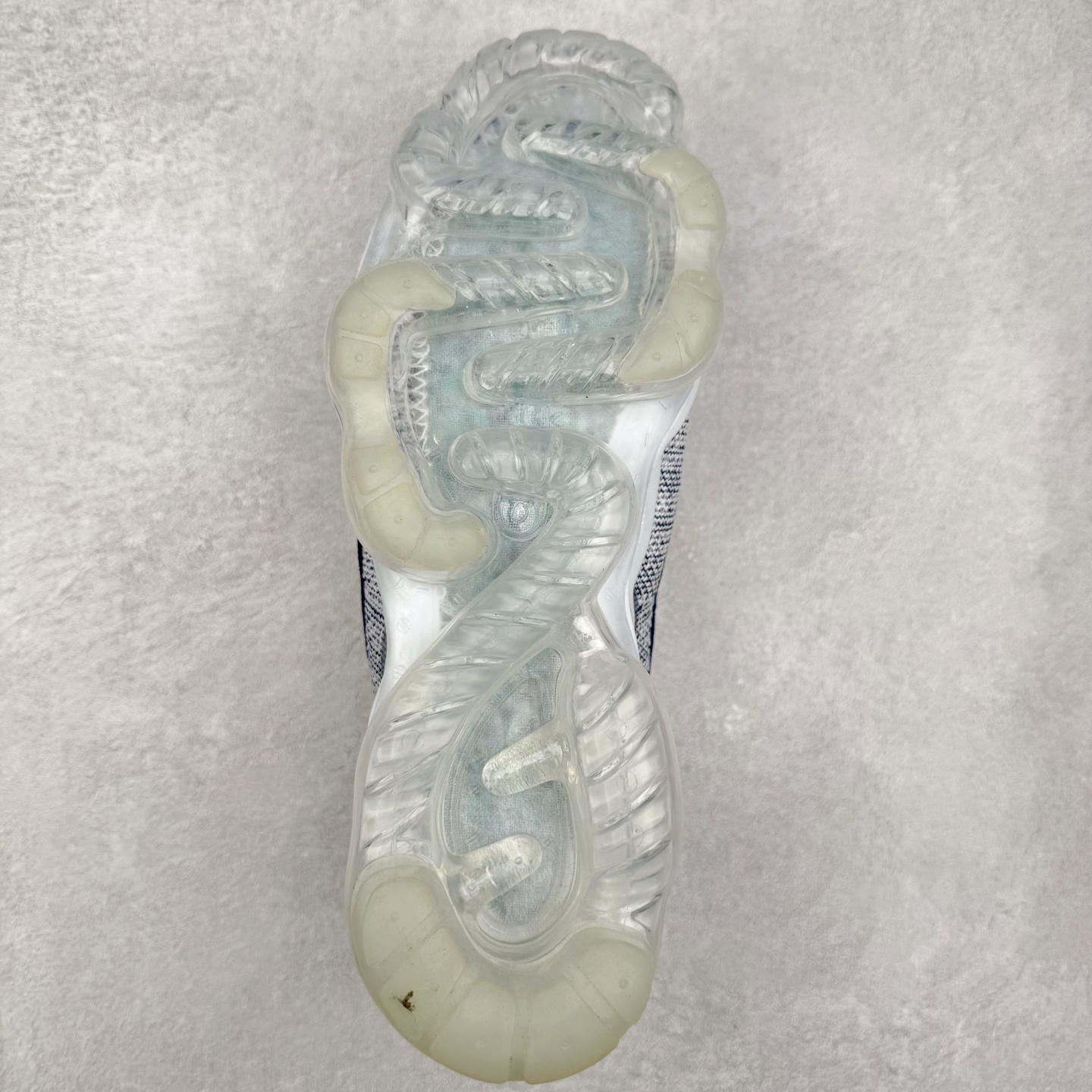 图片[9]-＃纯原福利 NK Air VaporMax 2023 Flyknit FK 2023款大气垫系列低帮针织休闲运动全掌气垫慢跑鞋 原楦原纸版数据开发 采用全新双层纹路织法Flyknit织法编织鞋面材质 搭载原数据开发全掌Air Max球状透明缓震气垫 外置橡胶外底模块 NK Air VaporMax系列自2017年初问世以来 就凭借着独特的设计和超棒的脚感 成为了时尚潮人和跑步爱好者们的心头好 鞋底前侧加入Mini Swoosh 设计 与鞋身相呼应 鞋面采用 Flyknit 材质制成 可以提供出色包裹性的同时 也有着不错的透气效果 最后黄色气垫收尾 完善整双鞋设计 尺码：36 36.5 37.5 38 38.5 39 40 40.5 41 42 42.5 43 44 44.5 45-选品中心