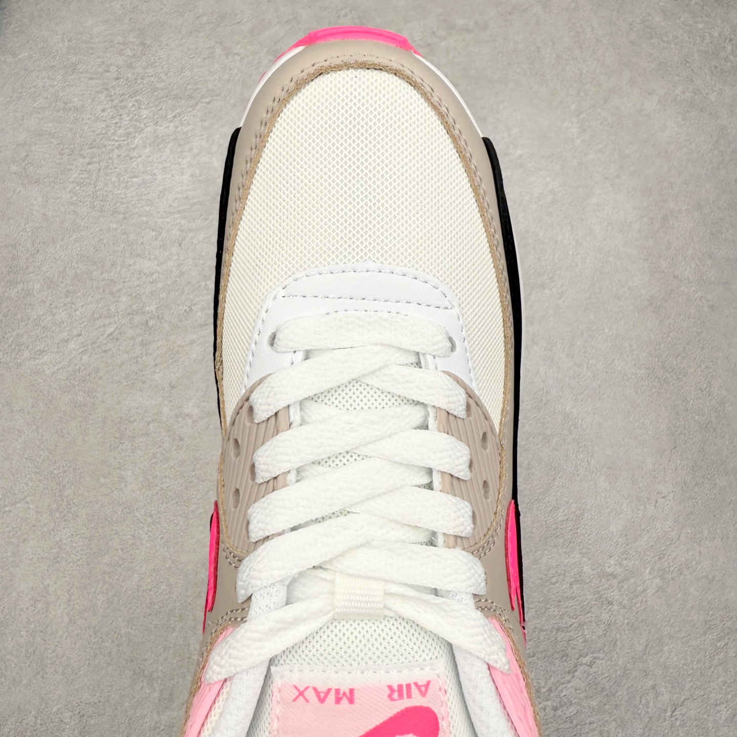 图片[4]-＃MX版 NK Air MAX 90 气垫复古减震跑步鞋 DM3051-100 经典重温 独家陆续补货 外单专供大厂出品 品质稳定 一百余色 终端操作 Air Max 90于1990年推出 来自Air Max系列 在Air Max 1的基础上改进而得 增加了气垫面积 外型上也更为流线 最特別的就是加入了菱纹塑胶嵌板 为Air Max 90增添了许多潮流气息 皮革鞋面 造就出色耐穿性和支撑力 Max Air缓震配置搭配泡棉中底 令Air Max 90轻盈而舒适 华夫格橡胶外底 铸就Air Max 90非凡的抓地力 而Air Max 90不仅是一双跑鞋 它成功跨越了时间的演进 成为了球鞋文化与潮流圈中最熟为人知的鞋款之一 尺码：36 36.5 37.5 38 38.5 39 40 40.5 41 42 42.5 43 44 44.5 45-选品中心