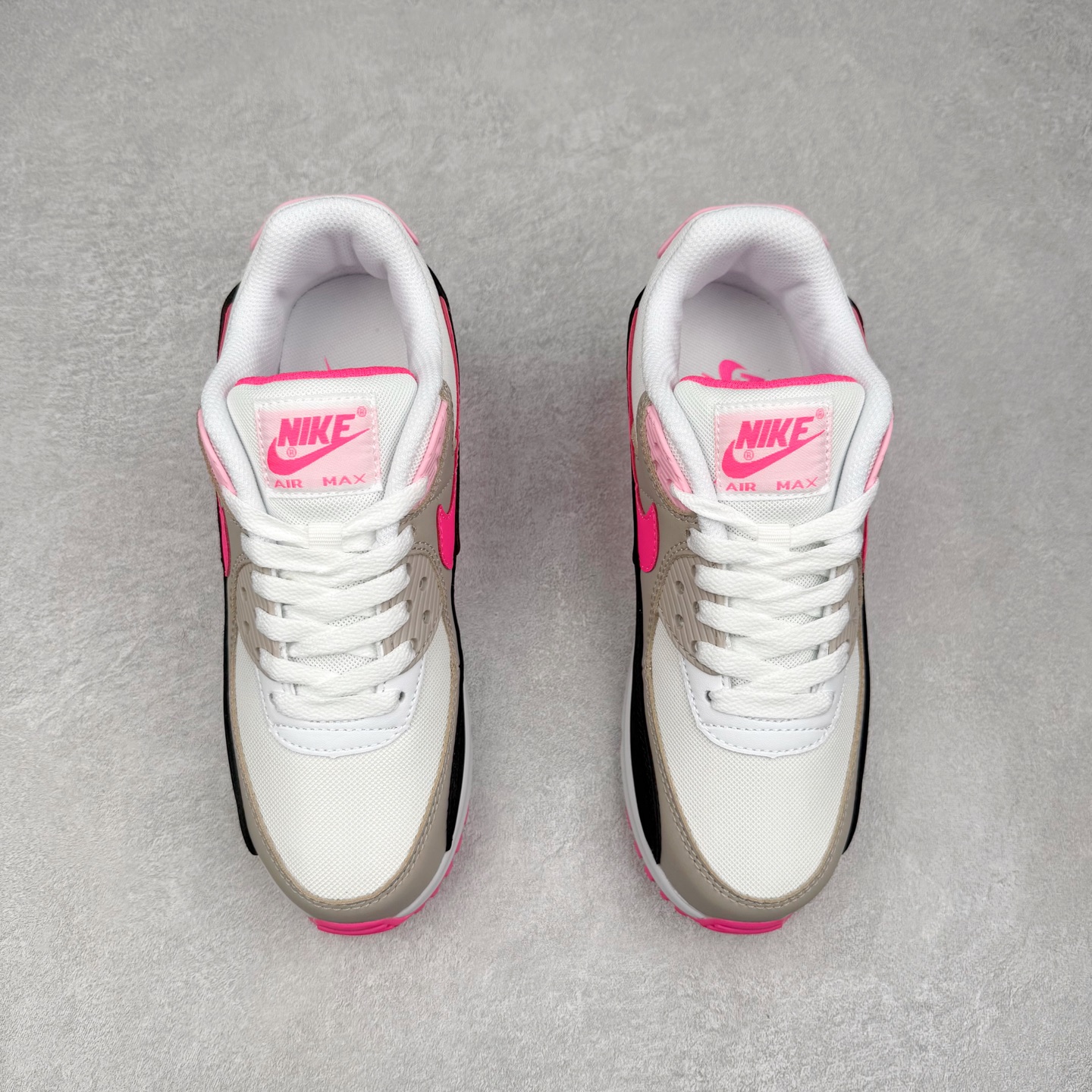 图片[2]-＃MX版 NK Air MAX 90 气垫复古减震跑步鞋 DM3051-100 经典重温 独家陆续补货 外单专供大厂出品 品质稳定 一百余色 终端操作 Air Max 90于1990年推出 来自Air Max系列 在Air Max 1的基础上改进而得 增加了气垫面积 外型上也更为流线 最特別的就是加入了菱纹塑胶嵌板 为Air Max 90增添了许多潮流气息 皮革鞋面 造就出色耐穿性和支撑力 Max Air缓震配置搭配泡棉中底 令Air Max 90轻盈而舒适 华夫格橡胶外底 铸就Air Max 90非凡的抓地力 而Air Max 90不仅是一双跑鞋 它成功跨越了时间的演进 成为了球鞋文化与潮流圈中最熟为人知的鞋款之一 尺码：36 36.5 37.5 38 38.5 39 40 40.5 41 42 42.5 43 44 44.5 45-选品中心