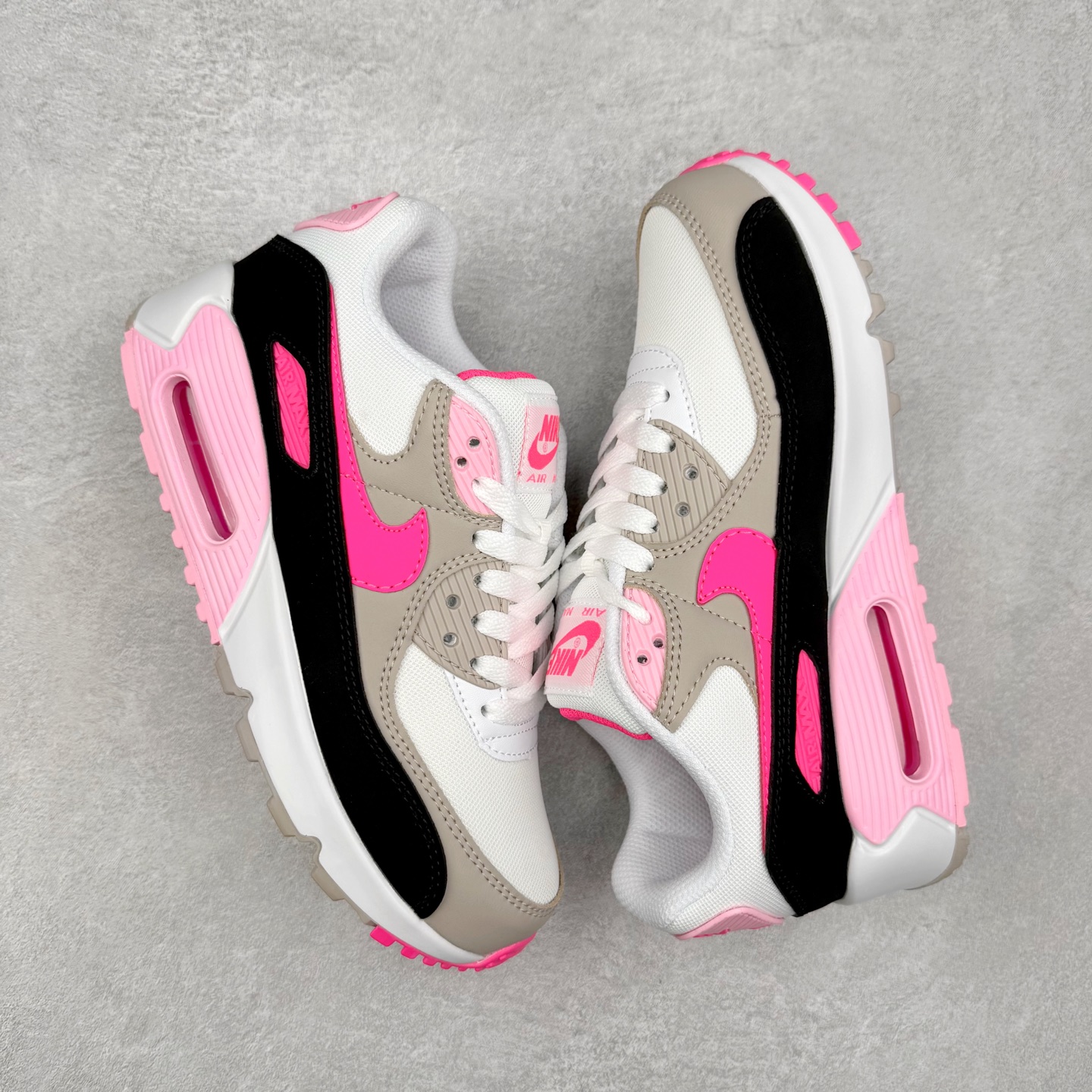 图片[3]-＃MX版 NK Air MAX 90 气垫复古减震跑步鞋 DM3051-100 经典重温 独家陆续补货 外单专供大厂出品 品质稳定 一百余色 终端操作 Air Max 90于1990年推出 来自Air Max系列 在Air Max 1的基础上改进而得 增加了气垫面积 外型上也更为流线 最特別的就是加入了菱纹塑胶嵌板 为Air Max 90增添了许多潮流气息 皮革鞋面 造就出色耐穿性和支撑力 Max Air缓震配置搭配泡棉中底 令Air Max 90轻盈而舒适 华夫格橡胶外底 铸就Air Max 90非凡的抓地力 而Air Max 90不仅是一双跑鞋 它成功跨越了时间的演进 成为了球鞋文化与潮流圈中最熟为人知的鞋款之一 尺码：36 36.5 37.5 38 38.5 39 40 40.5 41 42 42.5 43 44 44.5 45-选品中心