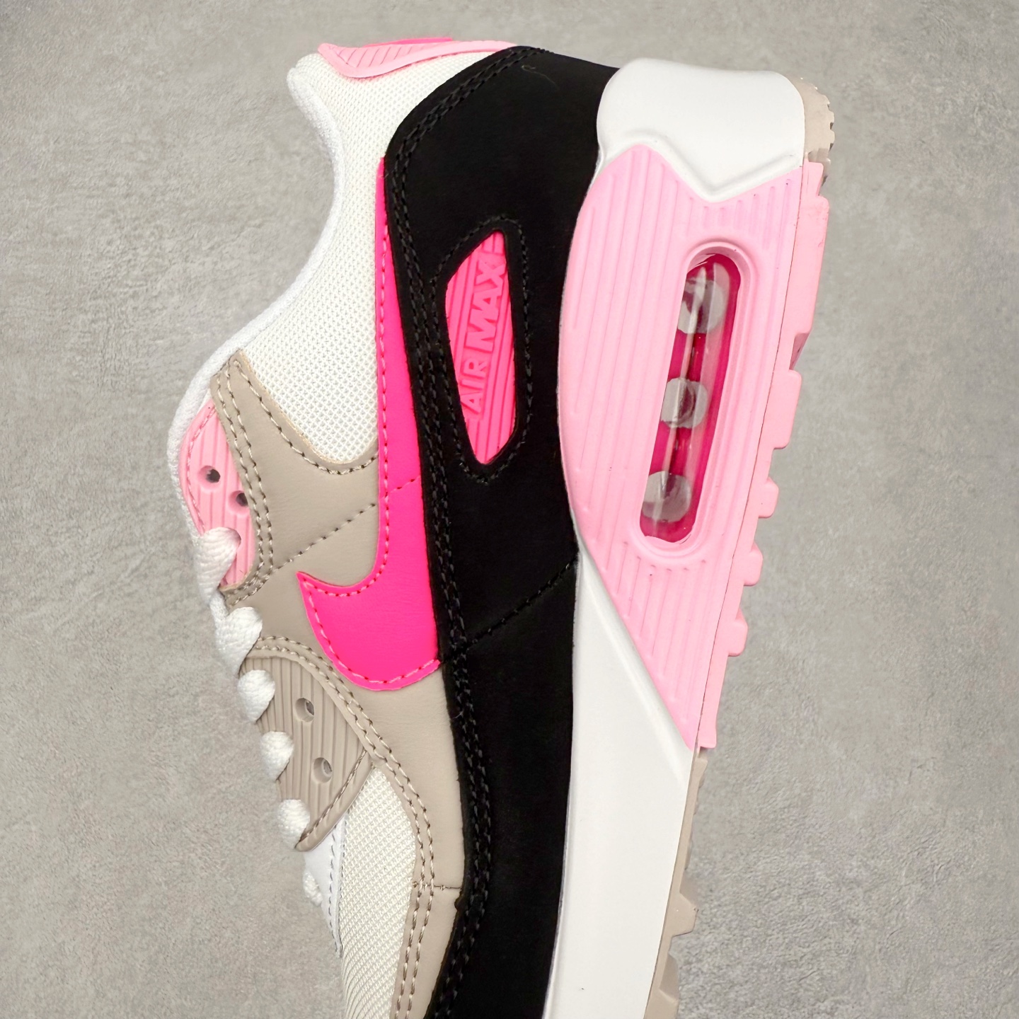 图片[7]-＃MX版 NK Air MAX 90 气垫复古减震跑步鞋 DM3051-100 经典重温 独家陆续补货 外单专供大厂出品 品质稳定 一百余色 终端操作 Air Max 90于1990年推出 来自Air Max系列 在Air Max 1的基础上改进而得 增加了气垫面积 外型上也更为流线 最特別的就是加入了菱纹塑胶嵌板 为Air Max 90增添了许多潮流气息 皮革鞋面 造就出色耐穿性和支撑力 Max Air缓震配置搭配泡棉中底 令Air Max 90轻盈而舒适 华夫格橡胶外底 铸就Air Max 90非凡的抓地力 而Air Max 90不仅是一双跑鞋 它成功跨越了时间的演进 成为了球鞋文化与潮流圈中最熟为人知的鞋款之一 尺码：36 36.5 37.5 38 38.5 39 40 40.5 41 42 42.5 43 44 44.5 45-选品中心