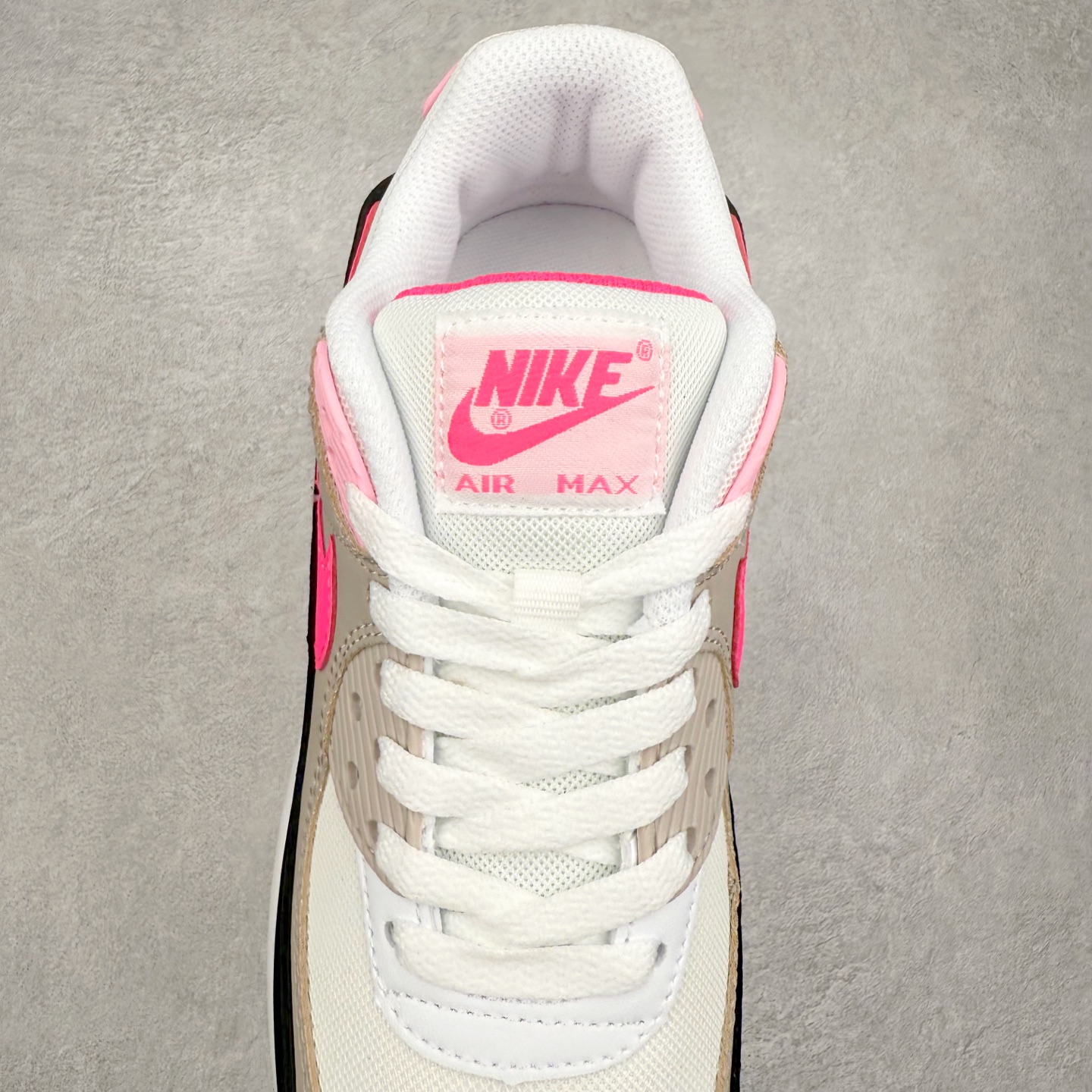 图片[5]-＃MX版 NK Air MAX 90 气垫复古减震跑步鞋 DM3051-100 经典重温 独家陆续补货 外单专供大厂出品 品质稳定 一百余色 终端操作 Air Max 90于1990年推出 来自Air Max系列 在Air Max 1的基础上改进而得 增加了气垫面积 外型上也更为流线 最特別的就是加入了菱纹塑胶嵌板 为Air Max 90增添了许多潮流气息 皮革鞋面 造就出色耐穿性和支撑力 Max Air缓震配置搭配泡棉中底 令Air Max 90轻盈而舒适 华夫格橡胶外底 铸就Air Max 90非凡的抓地力 而Air Max 90不仅是一双跑鞋 它成功跨越了时间的演进 成为了球鞋文化与潮流圈中最熟为人知的鞋款之一 尺码：36 36.5 37.5 38 38.5 39 40 40.5 41 42 42.5 43 44 44.5 45-选品中心