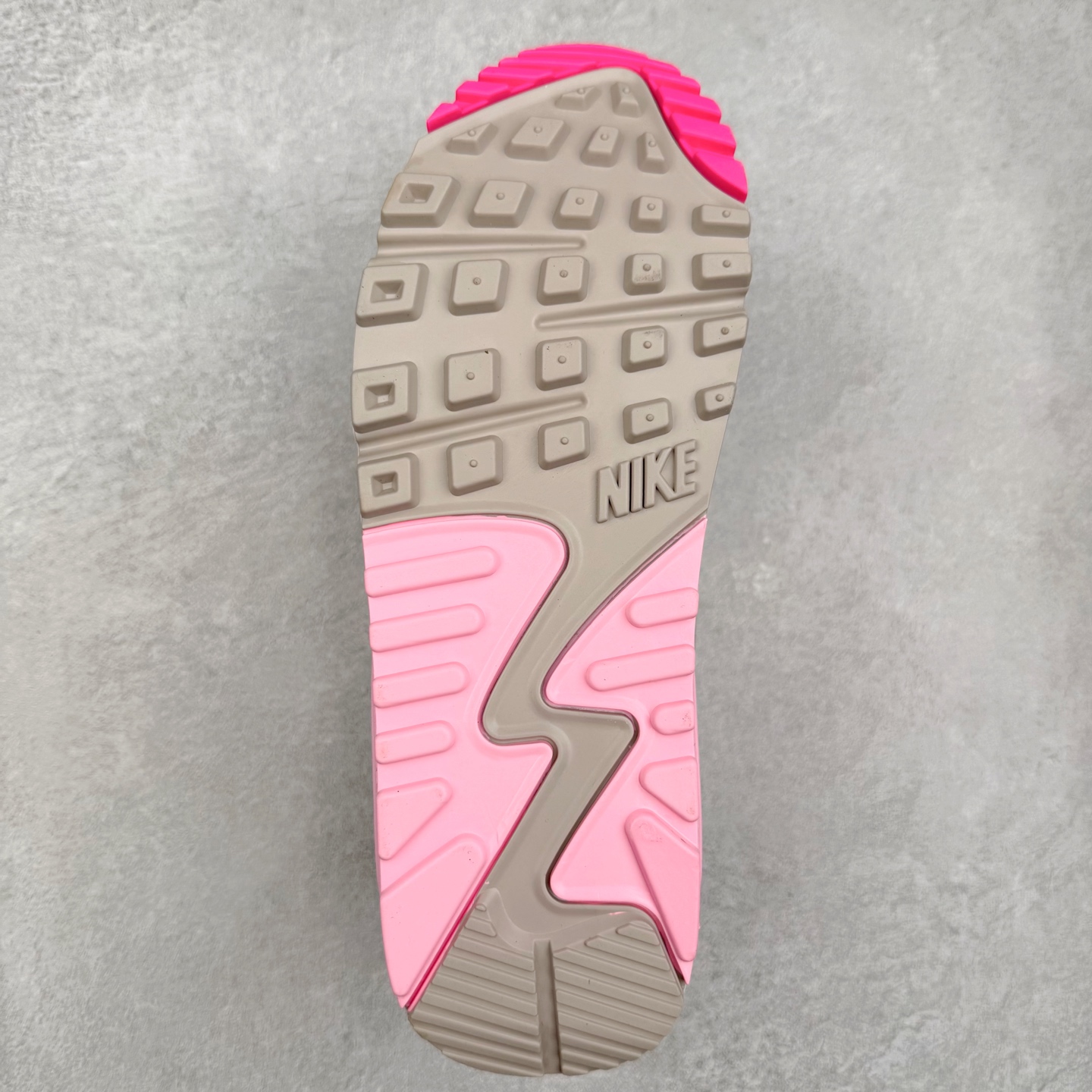 图片[9]-＃MX版 NK Air MAX 90 气垫复古减震跑步鞋 DM3051-100 经典重温 独家陆续补货 外单专供大厂出品 品质稳定 一百余色 终端操作 Air Max 90于1990年推出 来自Air Max系列 在Air Max 1的基础上改进而得 增加了气垫面积 外型上也更为流线 最特別的就是加入了菱纹塑胶嵌板 为Air Max 90增添了许多潮流气息 皮革鞋面 造就出色耐穿性和支撑力 Max Air缓震配置搭配泡棉中底 令Air Max 90轻盈而舒适 华夫格橡胶外底 铸就Air Max 90非凡的抓地力 而Air Max 90不仅是一双跑鞋 它成功跨越了时间的演进 成为了球鞋文化与潮流圈中最熟为人知的鞋款之一 尺码：36 36.5 37.5 38 38.5 39 40 40.5 41 42 42.5 43 44 44.5 45-选品中心