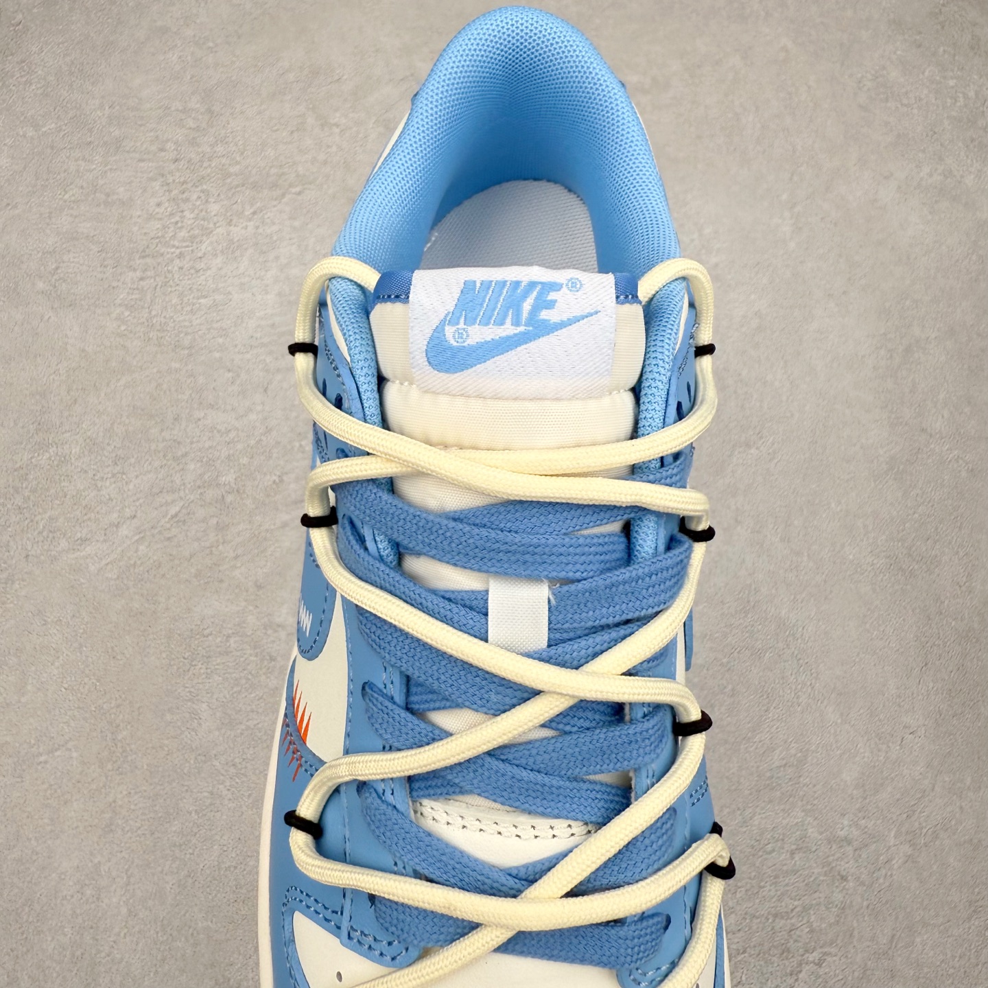 图片[5]-NK Dunk Low DV0833-113 定制系列天花板 无原鞋不开发 全系列得物原鞋一比一校对开发 配色持续更新中 终端对接 优势输出 全套原厂楦头原纸板数据档案倾力打造 原汁原味莞产 极致还原 圈内最强针车工艺 高端零售指定版 广东原厂配套原盒原标 鞋盒分三个尺码段 原厂冲刀 超高清洁度 全鞋零毛边皮料切割 采用原厂百宏鞋带以及原厂百宏织唛舌标 内标可供原厂几率过验 进口原装条纹中底布 四线拉帮白色点胶 原厂拉帮手法遵循公司 原厂电绣 极致还原 尺码：36 36.5 37.5 38 38.5 39 40 40.5 41 42 42.5 43 44 44.5 45 46-选品中心