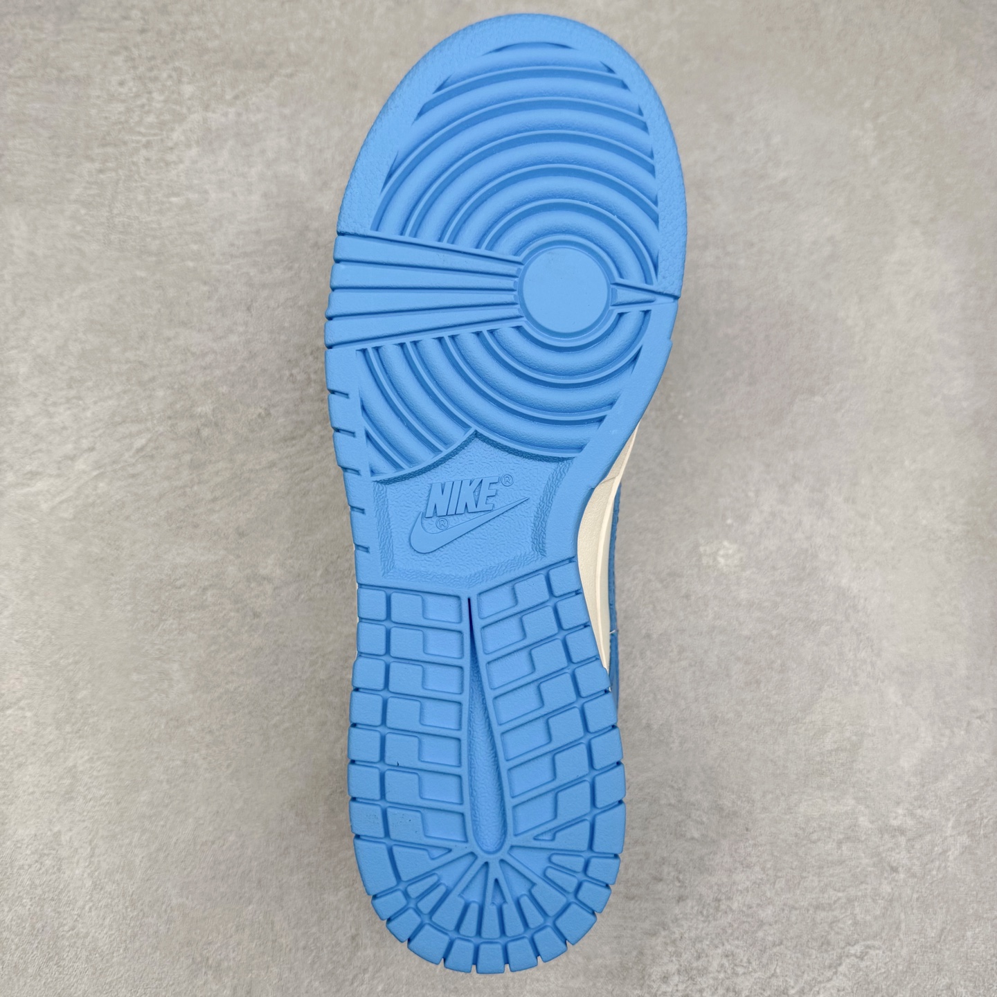 图片[9]-NK Dunk Low DV0833-113 定制系列天花板 无原鞋不开发 全系列得物原鞋一比一校对开发 配色持续更新中 终端对接 优势输出 全套原厂楦头原纸板数据档案倾力打造 原汁原味莞产 极致还原 圈内最强针车工艺 高端零售指定版 广东原厂配套原盒原标 鞋盒分三个尺码段 原厂冲刀 超高清洁度 全鞋零毛边皮料切割 采用原厂百宏鞋带以及原厂百宏织唛舌标 内标可供原厂几率过验 进口原装条纹中底布 四线拉帮白色点胶 原厂拉帮手法遵循公司 原厂电绣 极致还原 尺码：36 36.5 37.5 38 38.5 39 40 40.5 41 42 42.5 43 44 44.5 45 46-选品中心