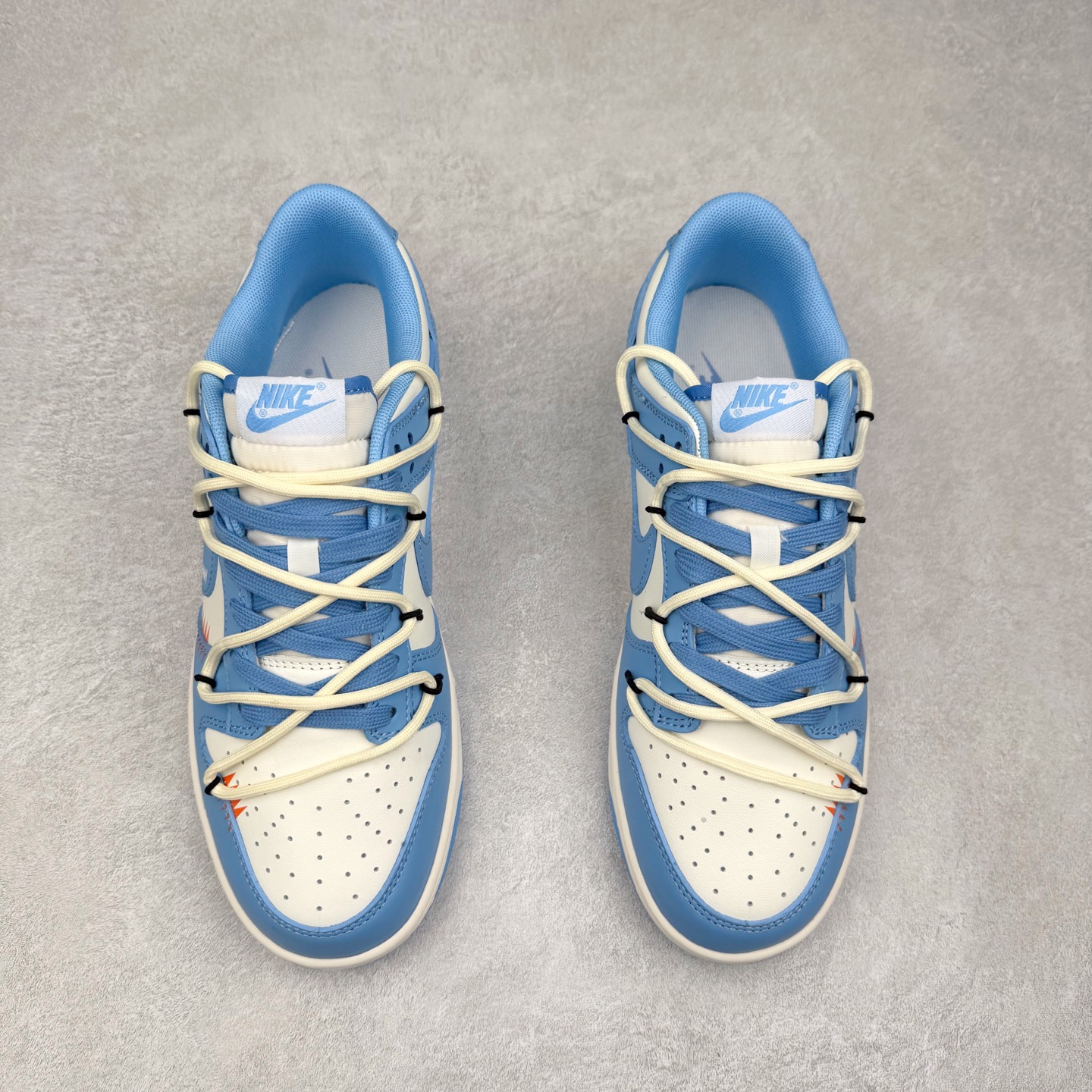 图片[2]-NK Dunk Low DV0833-113 定制系列天花板 无原鞋不开发 全系列得物原鞋一比一校对开发 配色持续更新中 终端对接 优势输出 全套原厂楦头原纸板数据档案倾力打造 原汁原味莞产 极致还原 圈内最强针车工艺 高端零售指定版 广东原厂配套原盒原标 鞋盒分三个尺码段 原厂冲刀 超高清洁度 全鞋零毛边皮料切割 采用原厂百宏鞋带以及原厂百宏织唛舌标 内标可供原厂几率过验 进口原装条纹中底布 四线拉帮白色点胶 原厂拉帮手法遵循公司 原厂电绣 极致还原 尺码：36 36.5 37.5 38 38.5 39 40 40.5 41 42 42.5 43 44 44.5 45 46-选品中心