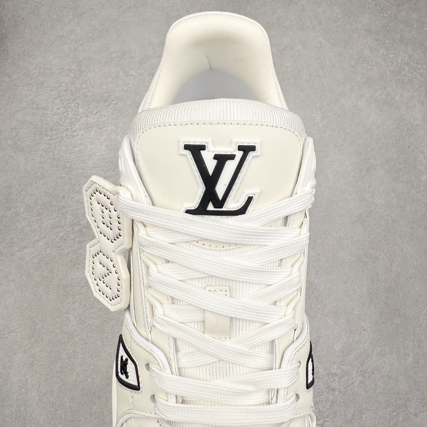 图片[5]-Louis Vuitton Trainer lv时装走秀运动鞋 完美鞋型超高的清洁度 零毛边线头瑕疵 全套原楦原纸版原鞋开模 全网最具灵魂的版型 正确原装黄色鞋盒 正确中底印花 鞋面印花3D高频深度立体 全鞋电脑针车 紧密相连 针距密度一致 环保乳胶注塑鞋垫 厚度脚感还原原版 皮面裁剪部位 统一油边封口工艺 原装橡胶大底含胶量大底组合零偏差 专柜全套包装 防尘袋 说明书 质保卡 男女鞋 尺码：35 36 37 38 39 40 41 42 43 44 45-选品中心