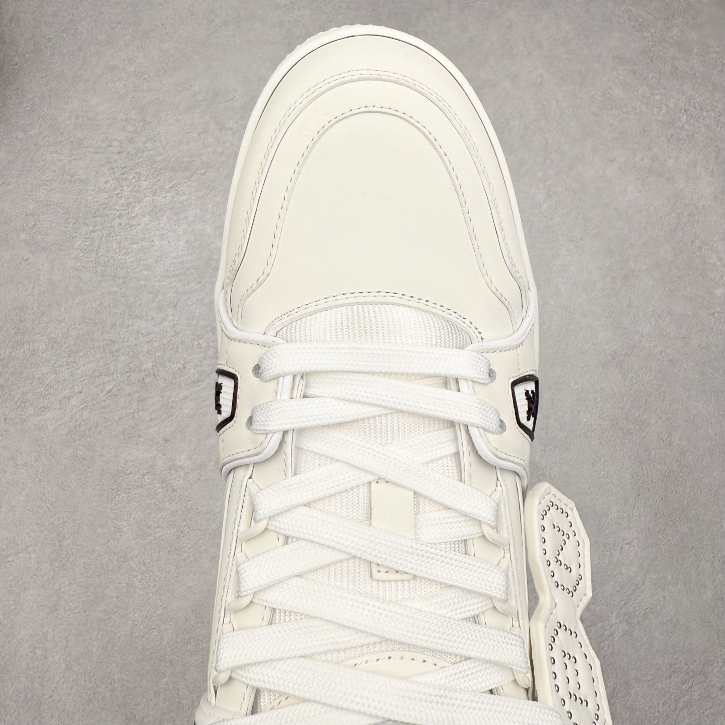 图片[4]-Louis Vuitton Trainer lv时装走秀运动鞋 完美鞋型超高的清洁度 零毛边线头瑕疵 全套原楦原纸版原鞋开模 全网最具灵魂的版型 正确原装黄色鞋盒 正确中底印花 鞋面印花3D高频深度立体 全鞋电脑针车 紧密相连 针距密度一致 环保乳胶注塑鞋垫 厚度脚感还原原版 皮面裁剪部位 统一油边封口工艺 原装橡胶大底含胶量大底组合零偏差 专柜全套包装 防尘袋 说明书 质保卡 男女鞋 尺码：35 36 37 38 39 40 41 42 43 44 45-选品中心