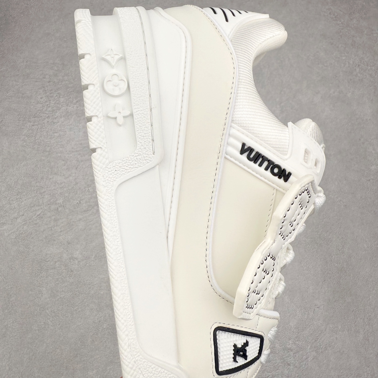 图片[6]-Louis Vuitton Trainer lv时装走秀运动鞋 完美鞋型超高的清洁度 零毛边线头瑕疵 全套原楦原纸版原鞋开模 全网最具灵魂的版型 正确原装黄色鞋盒 正确中底印花 鞋面印花3D高频深度立体 全鞋电脑针车 紧密相连 针距密度一致 环保乳胶注塑鞋垫 厚度脚感还原原版 皮面裁剪部位 统一油边封口工艺 原装橡胶大底含胶量大底组合零偏差 专柜全套包装 防尘袋 说明书 质保卡 男女鞋 尺码：35 36 37 38 39 40 41 42 43 44 45-选品中心