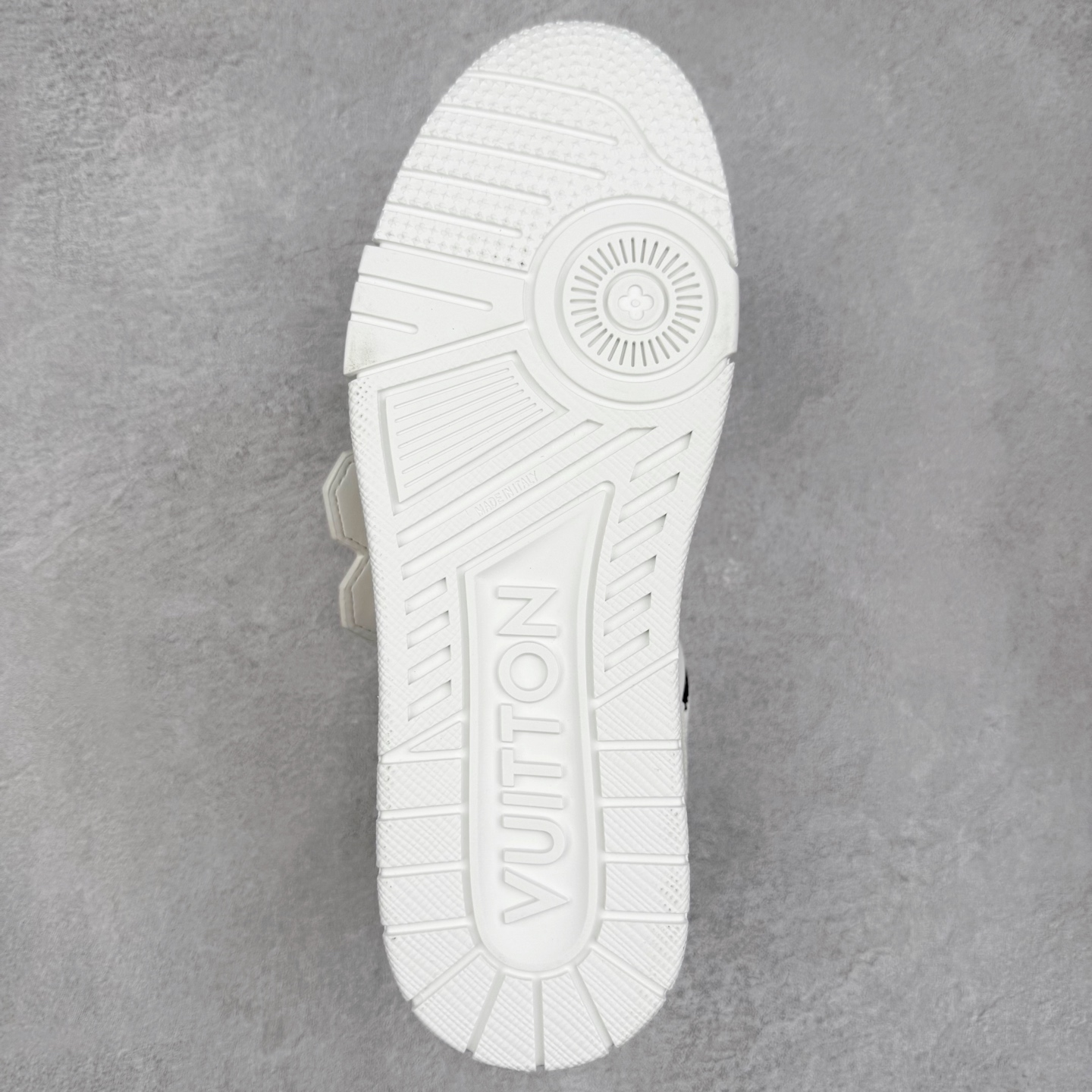 图片[9]-Louis Vuitton Trainer lv时装走秀运动鞋 完美鞋型超高的清洁度 零毛边线头瑕疵 全套原楦原纸版原鞋开模 全网最具灵魂的版型 正确原装黄色鞋盒 正确中底印花 鞋面印花3D高频深度立体 全鞋电脑针车 紧密相连 针距密度一致 环保乳胶注塑鞋垫 厚度脚感还原原版 皮面裁剪部位 统一油边封口工艺 原装橡胶大底含胶量大底组合零偏差 专柜全套包装 防尘袋 说明书 质保卡 男女鞋 尺码：35 36 37 38 39 40 41 42 43 44 45-选品中心