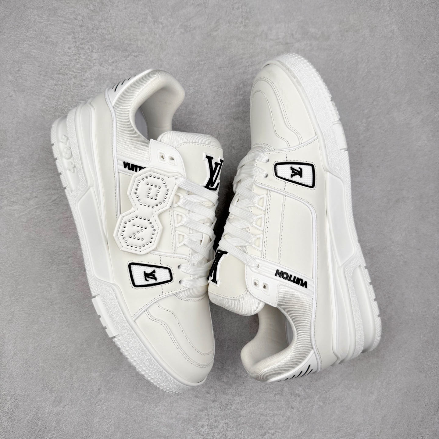 图片[3]-Louis Vuitton Trainer lv时装走秀运动鞋 完美鞋型超高的清洁度 零毛边线头瑕疵 全套原楦原纸版原鞋开模 全网最具灵魂的版型 正确原装黄色鞋盒 正确中底印花 鞋面印花3D高频深度立体 全鞋电脑针车 紧密相连 针距密度一致 环保乳胶注塑鞋垫 厚度脚感还原原版 皮面裁剪部位 统一油边封口工艺 原装橡胶大底含胶量大底组合零偏差 专柜全套包装 防尘袋 说明书 质保卡 男女鞋 尺码：35 36 37 38 39 40 41 42 43 44 45-选品中心