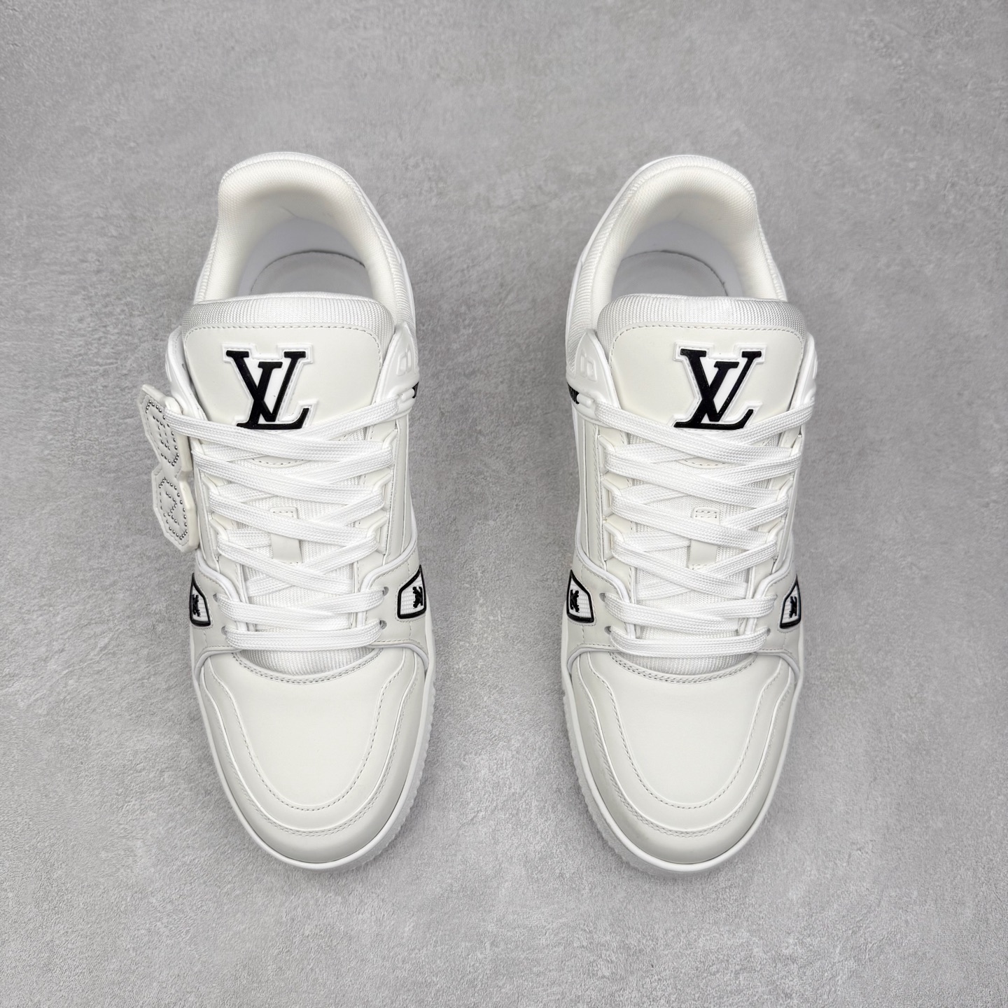 图片[2]-Louis Vuitton Trainer lv时装走秀运动鞋 完美鞋型超高的清洁度 零毛边线头瑕疵 全套原楦原纸版原鞋开模 全网最具灵魂的版型 正确原装黄色鞋盒 正确中底印花 鞋面印花3D高频深度立体 全鞋电脑针车 紧密相连 针距密度一致 环保乳胶注塑鞋垫 厚度脚感还原原版 皮面裁剪部位 统一油边封口工艺 原装橡胶大底含胶量大底组合零偏差 专柜全套包装 防尘袋 说明书 质保卡 男女鞋 尺码：35 36 37 38 39 40 41 42 43 44 45-选品中心