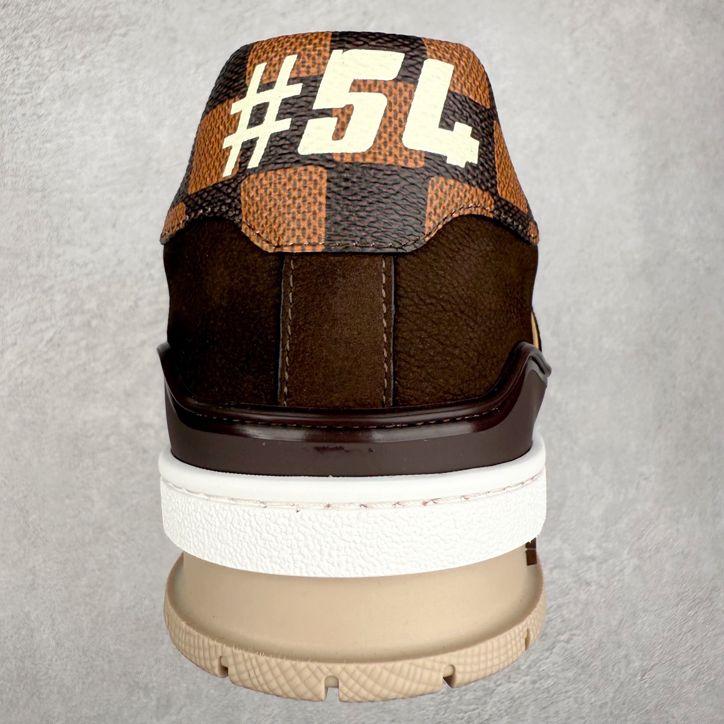 图片[8]-Louis Vuitton Trainer lv时装走秀运动鞋 完美鞋型超高的清洁度 零毛边线头瑕疵 全套原楦原纸版原鞋开模 全网最具灵魂的版型 正确原装黄色鞋盒 正确中底印花 鞋面印花3D高频深度立体 全鞋电脑针车 紧密相连 针距密度一致 环保乳胶注塑鞋垫 厚度脚感还原原版 皮面裁剪部位 统一油边封口工艺 原装橡胶大底含胶量大底组合零偏差 专柜全套包装 防尘袋 说明书 质保卡 男女鞋 尺码：35 36 37 38 39 40 41 42 43 44 45-选品中心