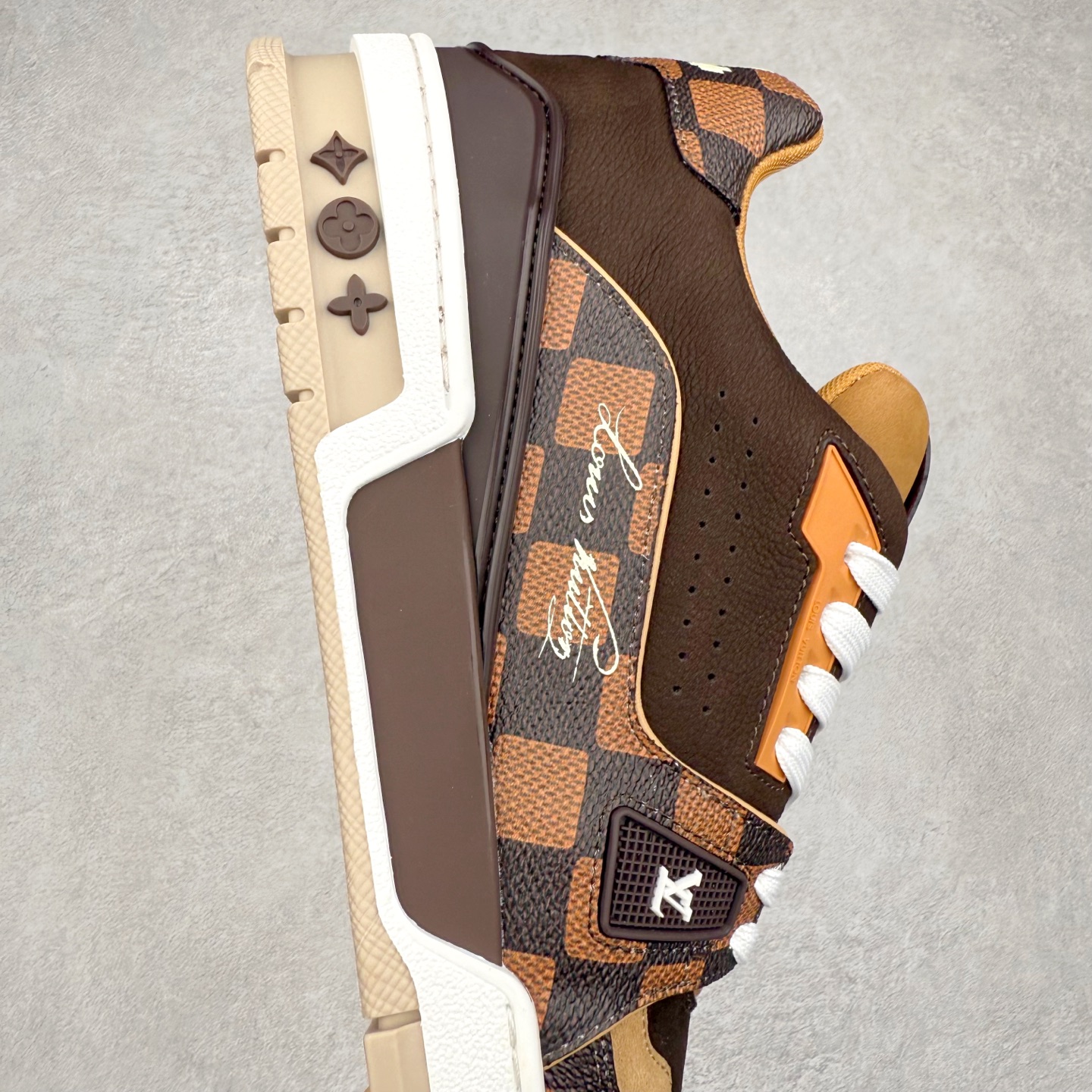 图片[6]-Louis Vuitton Trainer lv时装走秀运动鞋 完美鞋型超高的清洁度 零毛边线头瑕疵 全套原楦原纸版原鞋开模 全网最具灵魂的版型 正确原装黄色鞋盒 正确中底印花 鞋面印花3D高频深度立体 全鞋电脑针车 紧密相连 针距密度一致 环保乳胶注塑鞋垫 厚度脚感还原原版 皮面裁剪部位 统一油边封口工艺 原装橡胶大底含胶量大底组合零偏差 专柜全套包装 防尘袋 说明书 质保卡 男女鞋 尺码：35 36 37 38 39 40 41 42 43 44 45-选品中心