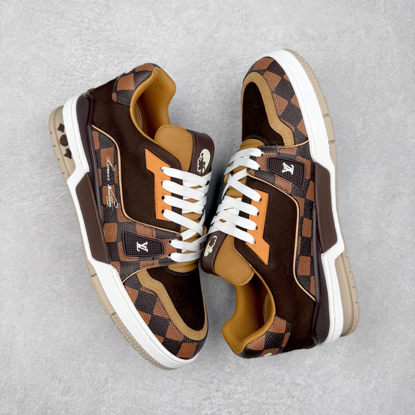 图片[3]-Louis Vuitton Trainer lv时装走秀运动鞋 完美鞋型超高的清洁度 零毛边线头瑕疵 全套原楦原纸版原鞋开模 全网最具灵魂的版型 正确原装黄色鞋盒 正确中底印花 鞋面印花3D高频深度立体 全鞋电脑针车 紧密相连 针距密度一致 环保乳胶注塑鞋垫 厚度脚感还原原版 皮面裁剪部位 统一油边封口工艺 原装橡胶大底含胶量大底组合零偏差 专柜全套包装 防尘袋 说明书 质保卡 男女鞋 尺码：35 36 37 38 39 40 41 42 43 44 45-选品中心