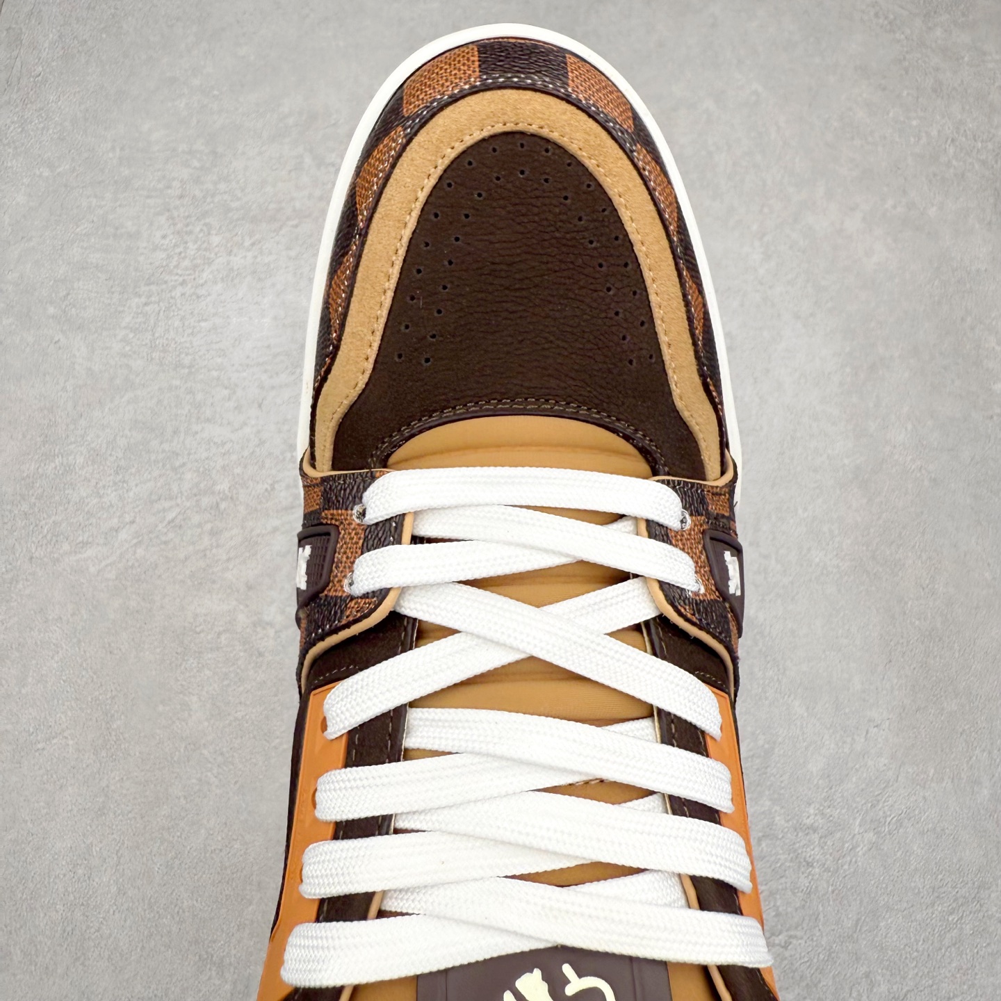 图片[4]-Louis Vuitton Trainer lv时装走秀运动鞋 完美鞋型超高的清洁度 零毛边线头瑕疵 全套原楦原纸版原鞋开模 全网最具灵魂的版型 正确原装黄色鞋盒 正确中底印花 鞋面印花3D高频深度立体 全鞋电脑针车 紧密相连 针距密度一致 环保乳胶注塑鞋垫 厚度脚感还原原版 皮面裁剪部位 统一油边封口工艺 原装橡胶大底含胶量大底组合零偏差 专柜全套包装 防尘袋 说明书 质保卡 男女鞋 尺码：35 36 37 38 39 40 41 42 43 44 45-选品中心