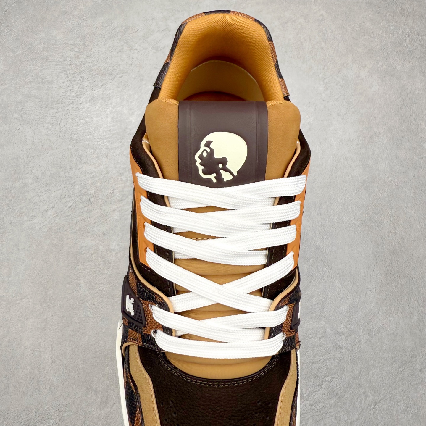 图片[5]-Louis Vuitton Trainer lv时装走秀运动鞋 完美鞋型超高的清洁度 零毛边线头瑕疵 全套原楦原纸版原鞋开模 全网最具灵魂的版型 正确原装黄色鞋盒 正确中底印花 鞋面印花3D高频深度立体 全鞋电脑针车 紧密相连 针距密度一致 环保乳胶注塑鞋垫 厚度脚感还原原版 皮面裁剪部位 统一油边封口工艺 原装橡胶大底含胶量大底组合零偏差 专柜全套包装 防尘袋 说明书 质保卡 男女鞋 尺码：35 36 37 38 39 40 41 42 43 44 45-选品中心