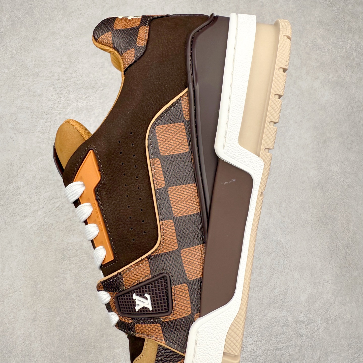 图片[7]-Louis Vuitton Trainer lv时装走秀运动鞋 完美鞋型超高的清洁度 零毛边线头瑕疵 全套原楦原纸版原鞋开模 全网最具灵魂的版型 正确原装黄色鞋盒 正确中底印花 鞋面印花3D高频深度立体 全鞋电脑针车 紧密相连 针距密度一致 环保乳胶注塑鞋垫 厚度脚感还原原版 皮面裁剪部位 统一油边封口工艺 原装橡胶大底含胶量大底组合零偏差 专柜全套包装 防尘袋 说明书 质保卡 男女鞋 尺码：35 36 37 38 39 40 41 42 43 44 45-选品中心