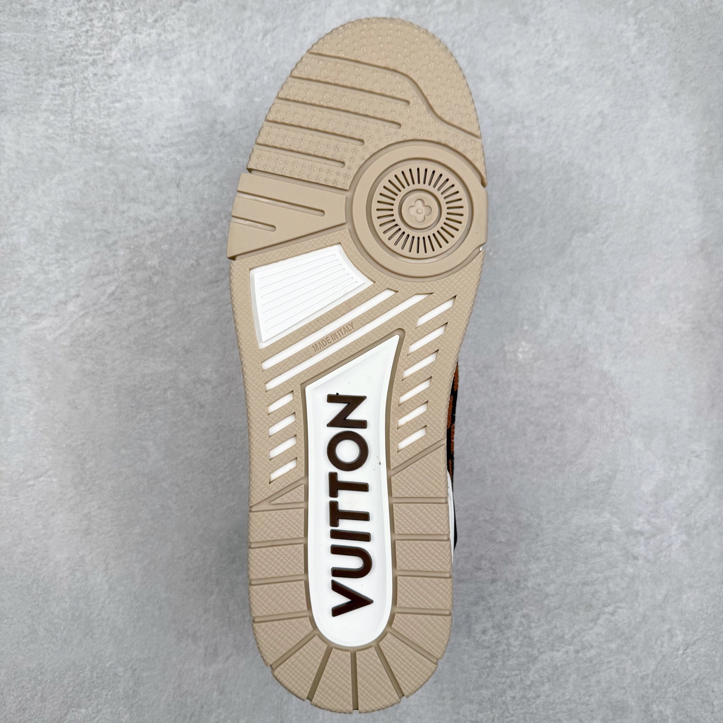 图片[9]-Louis Vuitton Trainer lv时装走秀运动鞋 完美鞋型超高的清洁度 零毛边线头瑕疵 全套原楦原纸版原鞋开模 全网最具灵魂的版型 正确原装黄色鞋盒 正确中底印花 鞋面印花3D高频深度立体 全鞋电脑针车 紧密相连 针距密度一致 环保乳胶注塑鞋垫 厚度脚感还原原版 皮面裁剪部位 统一油边封口工艺 原装橡胶大底含胶量大底组合零偏差 专柜全套包装 防尘袋 说明书 质保卡 男女鞋 尺码：35 36 37 38 39 40 41 42 43 44 45-选品中心