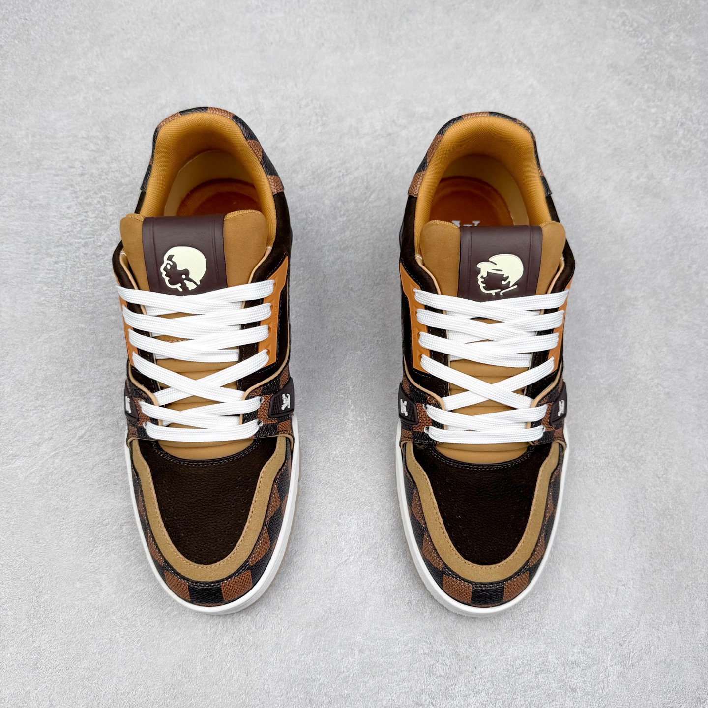 图片[2]-Louis Vuitton Trainer lv时装走秀运动鞋 完美鞋型超高的清洁度 零毛边线头瑕疵 全套原楦原纸版原鞋开模 全网最具灵魂的版型 正确原装黄色鞋盒 正确中底印花 鞋面印花3D高频深度立体 全鞋电脑针车 紧密相连 针距密度一致 环保乳胶注塑鞋垫 厚度脚感还原原版 皮面裁剪部位 统一油边封口工艺 原装橡胶大底含胶量大底组合零偏差 专柜全套包装 防尘袋 说明书 质保卡 男女鞋 尺码：35 36 37 38 39 40 41 42 43 44 45-选品中心