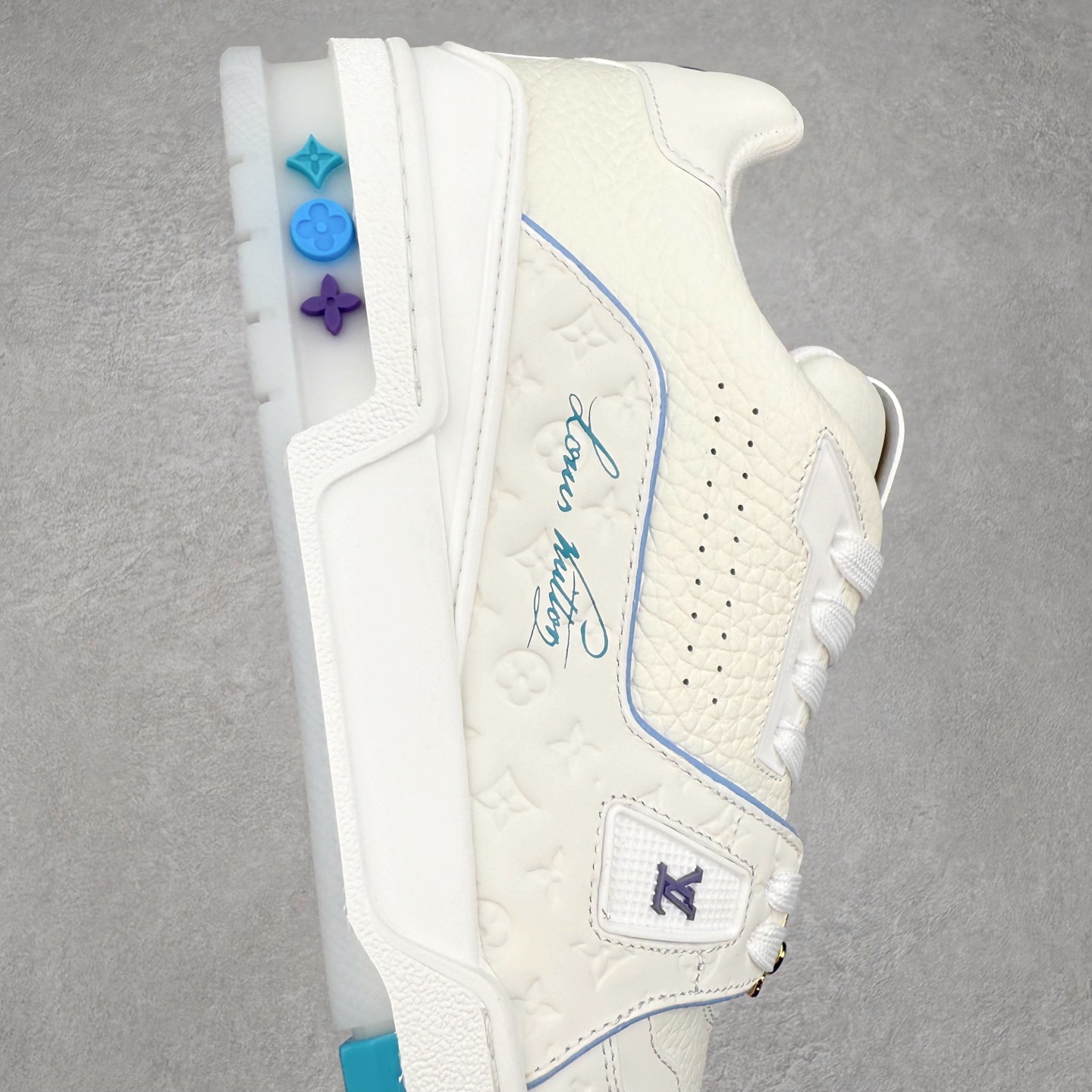 图片[6]-Louis Vuitton Trainer lv时装走秀运动鞋 完美鞋型超高的清洁度 零毛边线头瑕疵 全套原楦原纸版原鞋开模 全网最具灵魂的版型 正确原装黄色鞋盒 正确中底印花 鞋面印花3D高频深度立体 全鞋电脑针车 紧密相连 针距密度一致 环保乳胶注塑鞋垫 厚度脚感还原原版 皮面裁剪部位 统一油边封口工艺 原装橡胶大底含胶量大底组合零偏差 专柜全套包装 防尘袋 说明书 质保卡 男女鞋 尺码：35 36 37 38 39 40 41 42 43 44 45-选品中心