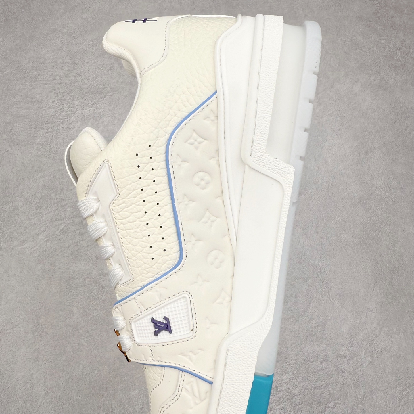 图片[7]-Louis Vuitton Trainer lv时装走秀运动鞋 完美鞋型超高的清洁度 零毛边线头瑕疵 全套原楦原纸版原鞋开模 全网最具灵魂的版型 正确原装黄色鞋盒 正确中底印花 鞋面印花3D高频深度立体 全鞋电脑针车 紧密相连 针距密度一致 环保乳胶注塑鞋垫 厚度脚感还原原版 皮面裁剪部位 统一油边封口工艺 原装橡胶大底含胶量大底组合零偏差 专柜全套包装 防尘袋 说明书 质保卡 男女鞋 尺码：35 36 37 38 39 40 41 42 43 44 45-选品中心