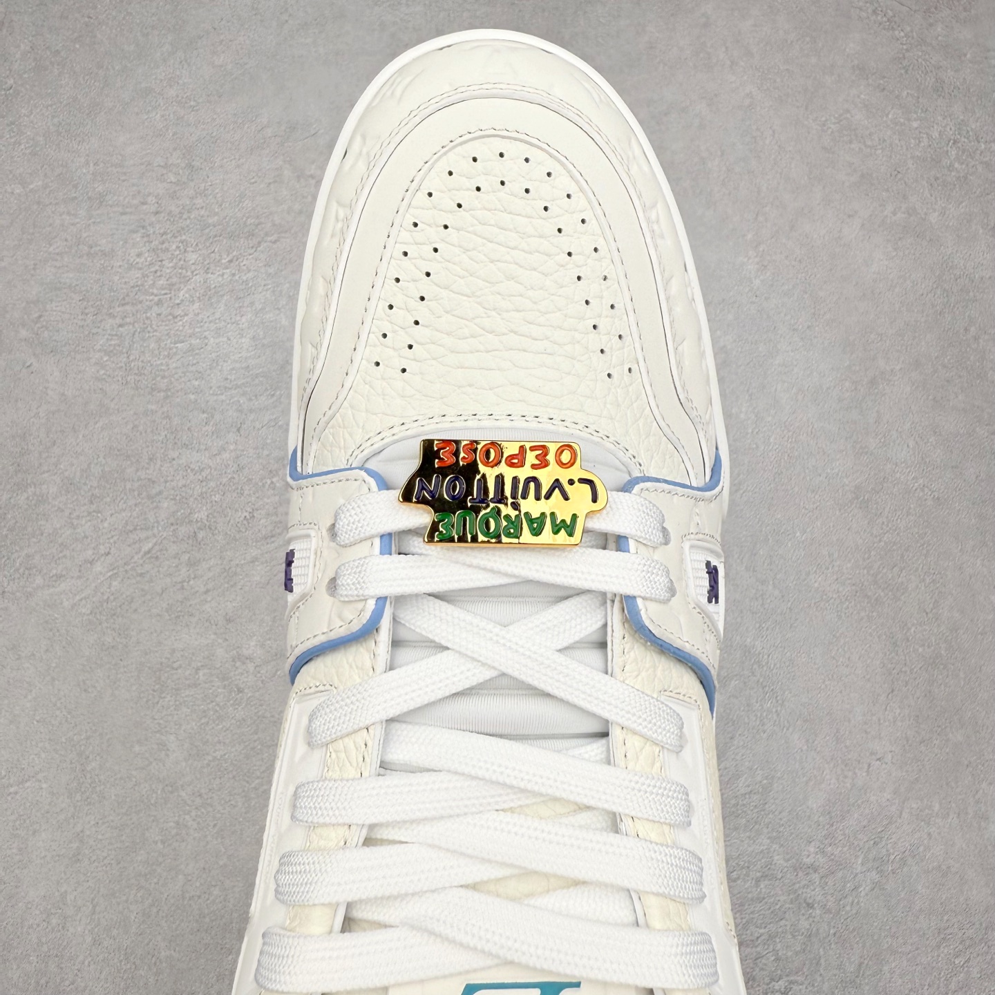 图片[4]-Louis Vuitton Trainer lv时装走秀运动鞋 完美鞋型超高的清洁度 零毛边线头瑕疵 全套原楦原纸版原鞋开模 全网最具灵魂的版型 正确原装黄色鞋盒 正确中底印花 鞋面印花3D高频深度立体 全鞋电脑针车 紧密相连 针距密度一致 环保乳胶注塑鞋垫 厚度脚感还原原版 皮面裁剪部位 统一油边封口工艺 原装橡胶大底含胶量大底组合零偏差 专柜全套包装 防尘袋 说明书 质保卡 男女鞋 尺码：35 36 37 38 39 40 41 42 43 44 45-选品中心