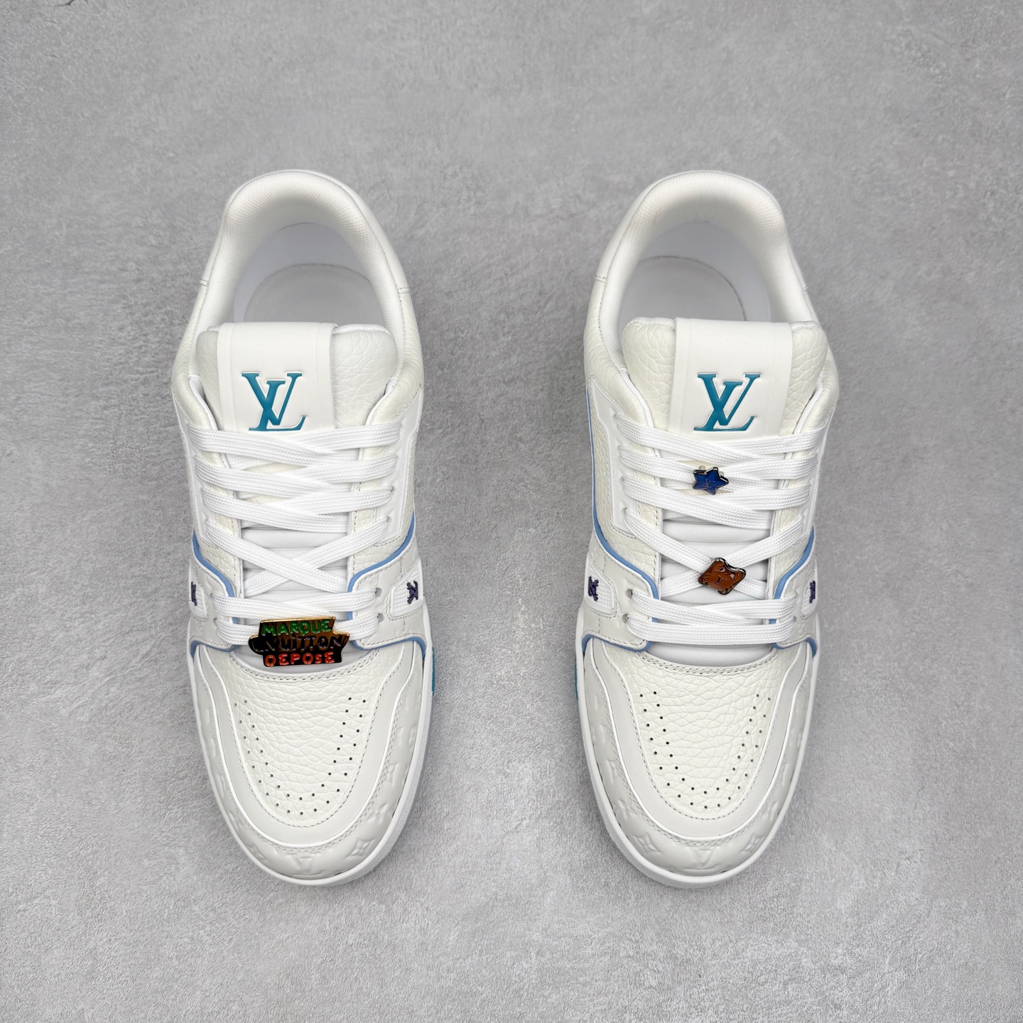 图片[2]-Louis Vuitton Trainer lv时装走秀运动鞋 完美鞋型超高的清洁度 零毛边线头瑕疵 全套原楦原纸版原鞋开模 全网最具灵魂的版型 正确原装黄色鞋盒 正确中底印花 鞋面印花3D高频深度立体 全鞋电脑针车 紧密相连 针距密度一致 环保乳胶注塑鞋垫 厚度脚感还原原版 皮面裁剪部位 统一油边封口工艺 原装橡胶大底含胶量大底组合零偏差 专柜全套包装 防尘袋 说明书 质保卡 男女鞋 尺码：35 36 37 38 39 40 41 42 43 44 45-选品中心