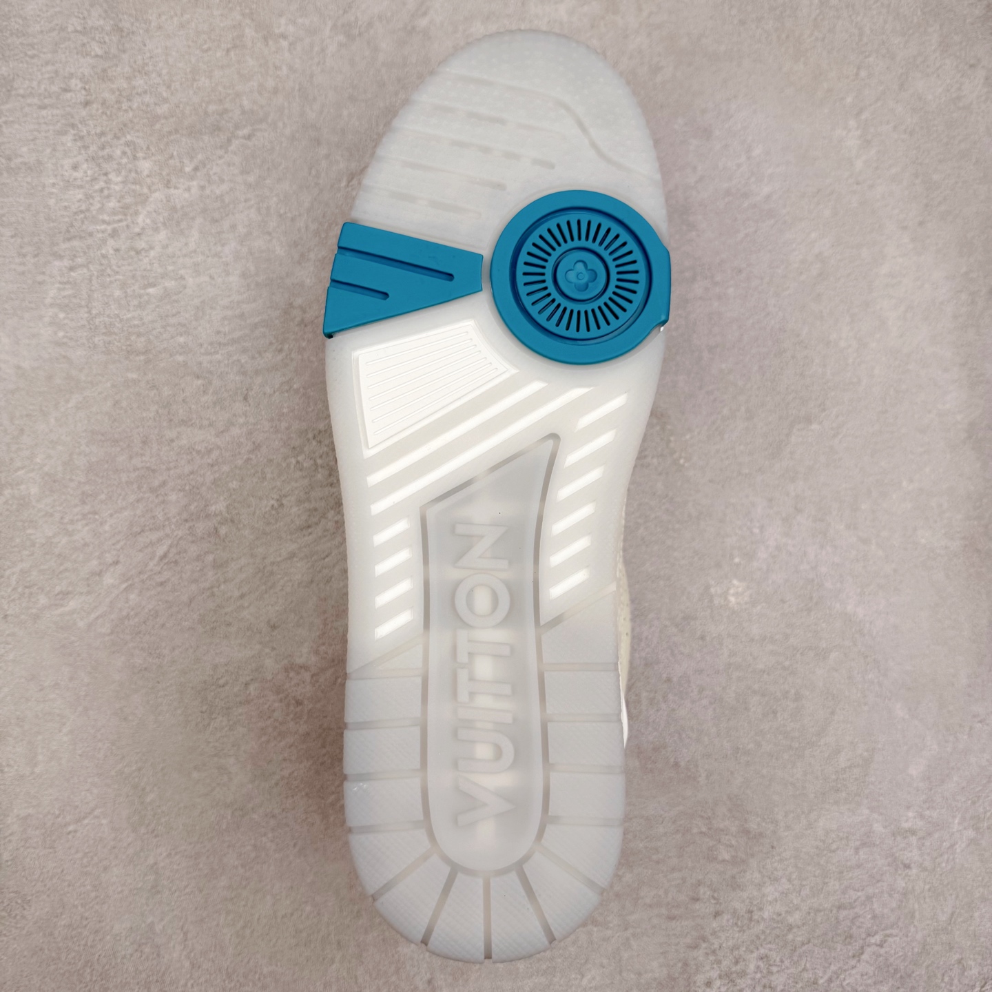 图片[9]-Louis Vuitton Trainer lv时装走秀运动鞋 完美鞋型超高的清洁度 零毛边线头瑕疵 全套原楦原纸版原鞋开模 全网最具灵魂的版型 正确原装黄色鞋盒 正确中底印花 鞋面印花3D高频深度立体 全鞋电脑针车 紧密相连 针距密度一致 环保乳胶注塑鞋垫 厚度脚感还原原版 皮面裁剪部位 统一油边封口工艺 原装橡胶大底含胶量大底组合零偏差 专柜全套包装 防尘袋 说明书 质保卡 男女鞋 尺码：35 36 37 38 39 40 41 42 43 44 45-选品中心