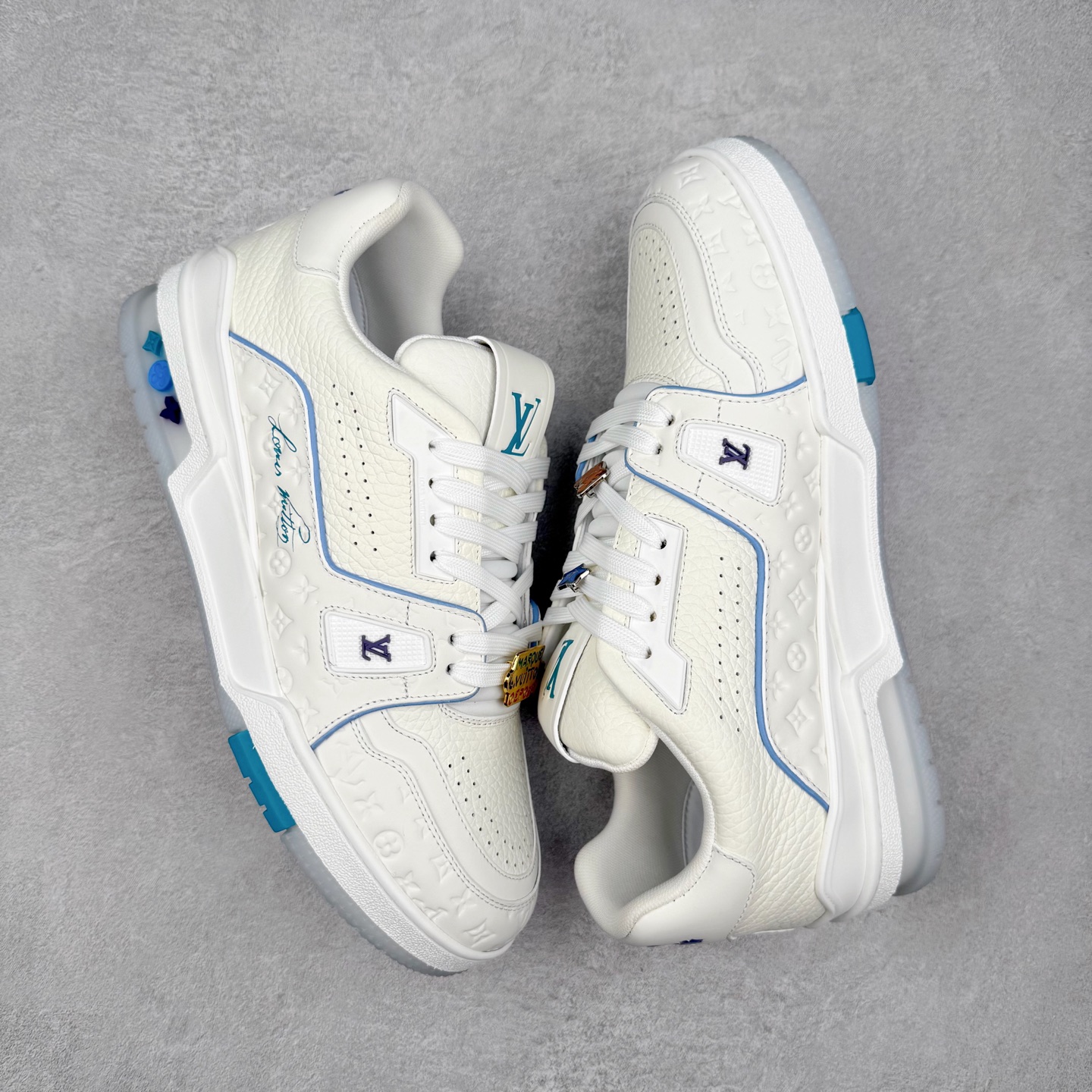 图片[3]-Louis Vuitton Trainer lv时装走秀运动鞋 完美鞋型超高的清洁度 零毛边线头瑕疵 全套原楦原纸版原鞋开模 全网最具灵魂的版型 正确原装黄色鞋盒 正确中底印花 鞋面印花3D高频深度立体 全鞋电脑针车 紧密相连 针距密度一致 环保乳胶注塑鞋垫 厚度脚感还原原版 皮面裁剪部位 统一油边封口工艺 原装橡胶大底含胶量大底组合零偏差 专柜全套包装 防尘袋 说明书 质保卡 男女鞋 尺码：35 36 37 38 39 40 41 42 43 44 45-选品中心