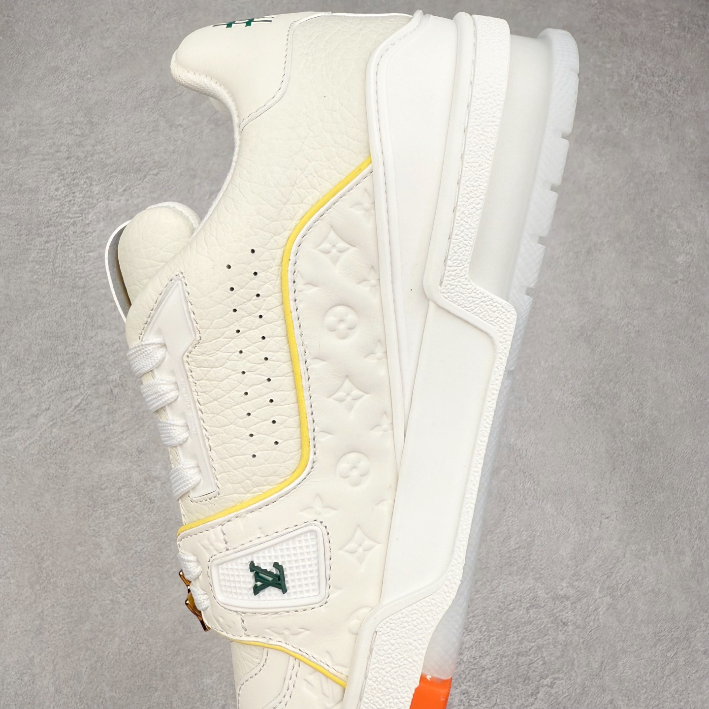 图片[7]-Louis Vuitton Trainer lv时装走秀运动鞋 完美鞋型超高的清洁度 零毛边线头瑕疵 全套原楦原纸版原鞋开模 全网最具灵魂的版型 正确原装黄色鞋盒 正确中底印花 鞋面印花3D高频深度立体 全鞋电脑针车 紧密相连 针距密度一致 环保乳胶注塑鞋垫 厚度脚感还原原版 皮面裁剪部位 统一油边封口工艺 原装橡胶大底含胶量大底组合零偏差 专柜全套包装 防尘袋 说明书 质保卡 男女鞋 尺码：35 36 37 38 39 40 41 42 43 44 45-选品中心