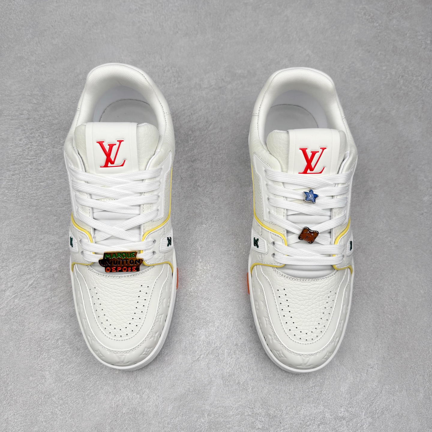 图片[2]-Louis Vuitton Trainer lv时装走秀运动鞋 完美鞋型超高的清洁度 零毛边线头瑕疵 全套原楦原纸版原鞋开模 全网最具灵魂的版型 正确原装黄色鞋盒 正确中底印花 鞋面印花3D高频深度立体 全鞋电脑针车 紧密相连 针距密度一致 环保乳胶注塑鞋垫 厚度脚感还原原版 皮面裁剪部位 统一油边封口工艺 原装橡胶大底含胶量大底组合零偏差 专柜全套包装 防尘袋 说明书 质保卡 男女鞋 尺码：35 36 37 38 39 40 41 42 43 44 45-选品中心