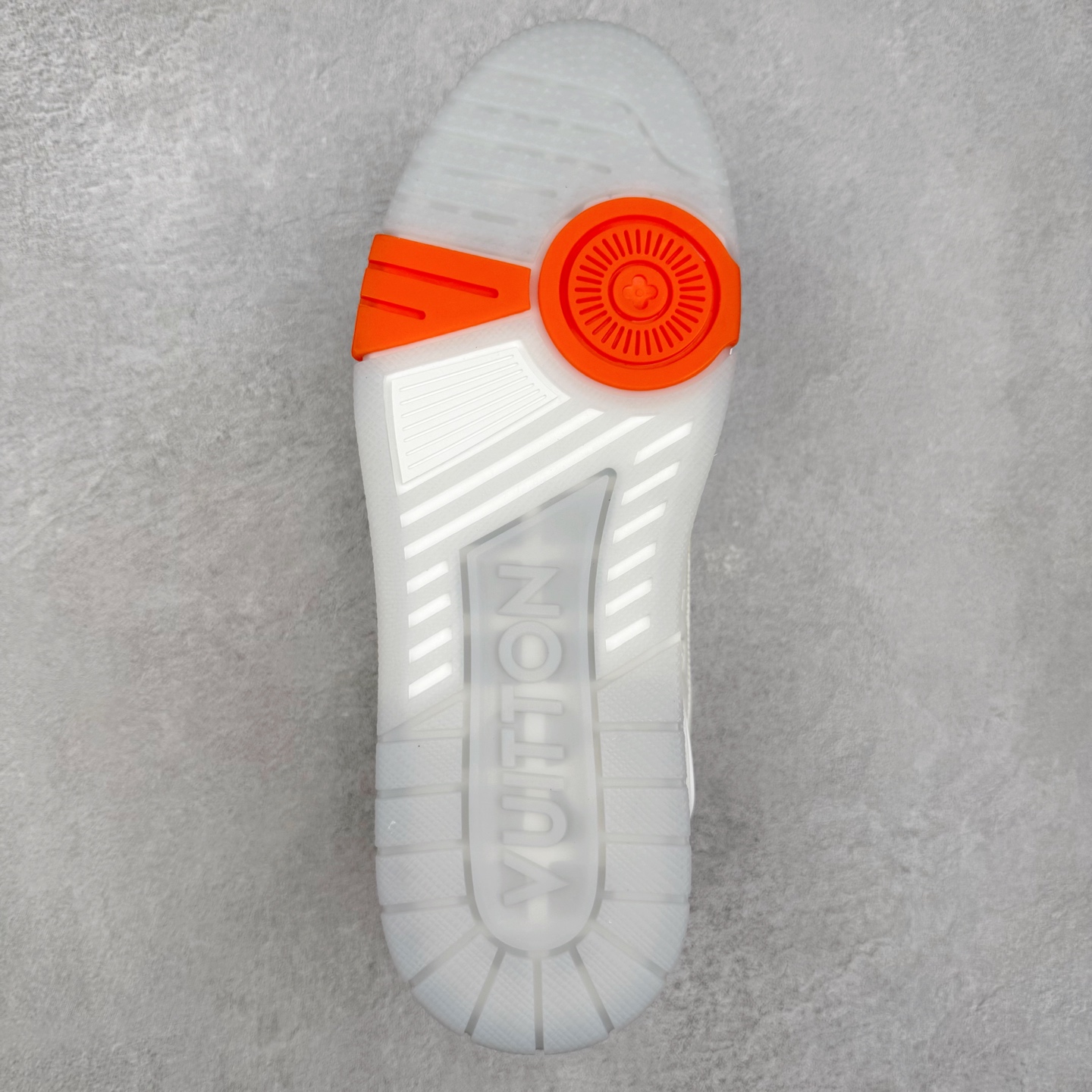 图片[9]-Louis Vuitton Trainer lv时装走秀运动鞋 完美鞋型超高的清洁度 零毛边线头瑕疵 全套原楦原纸版原鞋开模 全网最具灵魂的版型 正确原装黄色鞋盒 正确中底印花 鞋面印花3D高频深度立体 全鞋电脑针车 紧密相连 针距密度一致 环保乳胶注塑鞋垫 厚度脚感还原原版 皮面裁剪部位 统一油边封口工艺 原装橡胶大底含胶量大底组合零偏差 专柜全套包装 防尘袋 说明书 质保卡 男女鞋 尺码：35 36 37 38 39 40 41 42 43 44 45-选品中心