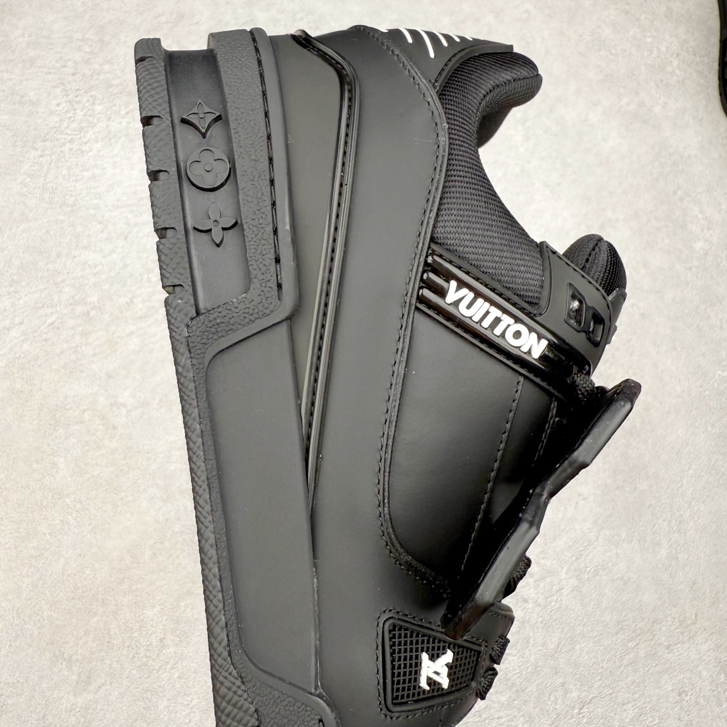 图片[6]-Louis Vuitton Trainer lv时装走秀运动鞋 完美鞋型超高的清洁度 零毛边线头瑕疵 全套原楦原纸版原鞋开模 全网最具灵魂的版型 正确原装黄色鞋盒 正确中底印花 鞋面印花3D高频深度立体 全鞋电脑针车 紧密相连 针距密度一致 环保乳胶注塑鞋垫 厚度脚感还原原版 皮面裁剪部位 统一油边封口工艺 原装橡胶大底含胶量大底组合零偏差 专柜全套包装 防尘袋 说明书 质保卡 男女鞋 尺码：35 36 37 38 39 40 41 42 43 44 45-选品中心