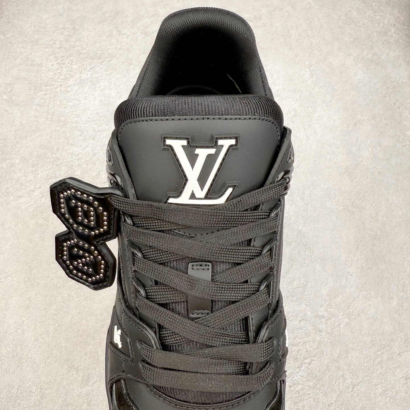 图片[5]-Louis Vuitton Trainer lv时装走秀运动鞋 完美鞋型超高的清洁度 零毛边线头瑕疵 全套原楦原纸版原鞋开模 全网最具灵魂的版型 正确原装黄色鞋盒 正确中底印花 鞋面印花3D高频深度立体 全鞋电脑针车 紧密相连 针距密度一致 环保乳胶注塑鞋垫 厚度脚感还原原版 皮面裁剪部位 统一油边封口工艺 原装橡胶大底含胶量大底组合零偏差 专柜全套包装 防尘袋 说明书 质保卡 男女鞋 尺码：35 36 37 38 39 40 41 42 43 44 45-选品中心