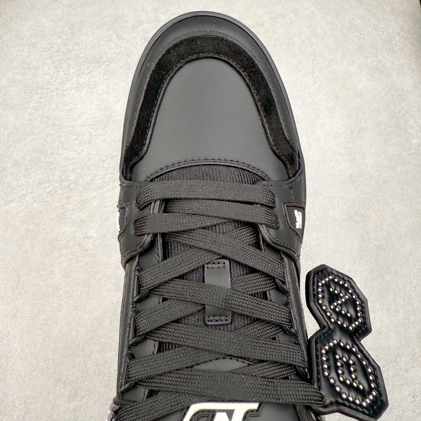 图片[4]-Louis Vuitton Trainer lv时装走秀运动鞋 完美鞋型超高的清洁度 零毛边线头瑕疵 全套原楦原纸版原鞋开模 全网最具灵魂的版型 正确原装黄色鞋盒 正确中底印花 鞋面印花3D高频深度立体 全鞋电脑针车 紧密相连 针距密度一致 环保乳胶注塑鞋垫 厚度脚感还原原版 皮面裁剪部位 统一油边封口工艺 原装橡胶大底含胶量大底组合零偏差 专柜全套包装 防尘袋 说明书 质保卡 男女鞋 尺码：35 36 37 38 39 40 41 42 43 44 45-选品中心