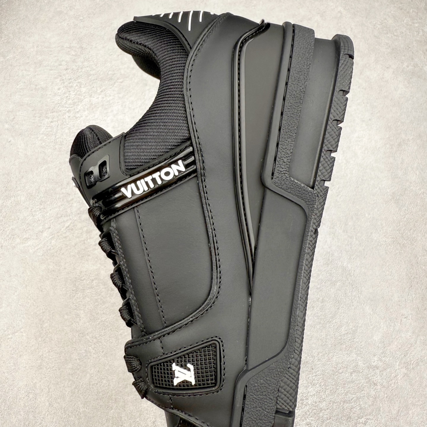 图片[7]-Louis Vuitton Trainer lv时装走秀运动鞋 完美鞋型超高的清洁度 零毛边线头瑕疵 全套原楦原纸版原鞋开模 全网最具灵魂的版型 正确原装黄色鞋盒 正确中底印花 鞋面印花3D高频深度立体 全鞋电脑针车 紧密相连 针距密度一致 环保乳胶注塑鞋垫 厚度脚感还原原版 皮面裁剪部位 统一油边封口工艺 原装橡胶大底含胶量大底组合零偏差 专柜全套包装 防尘袋 说明书 质保卡 男女鞋 尺码：35 36 37 38 39 40 41 42 43 44 45-选品中心