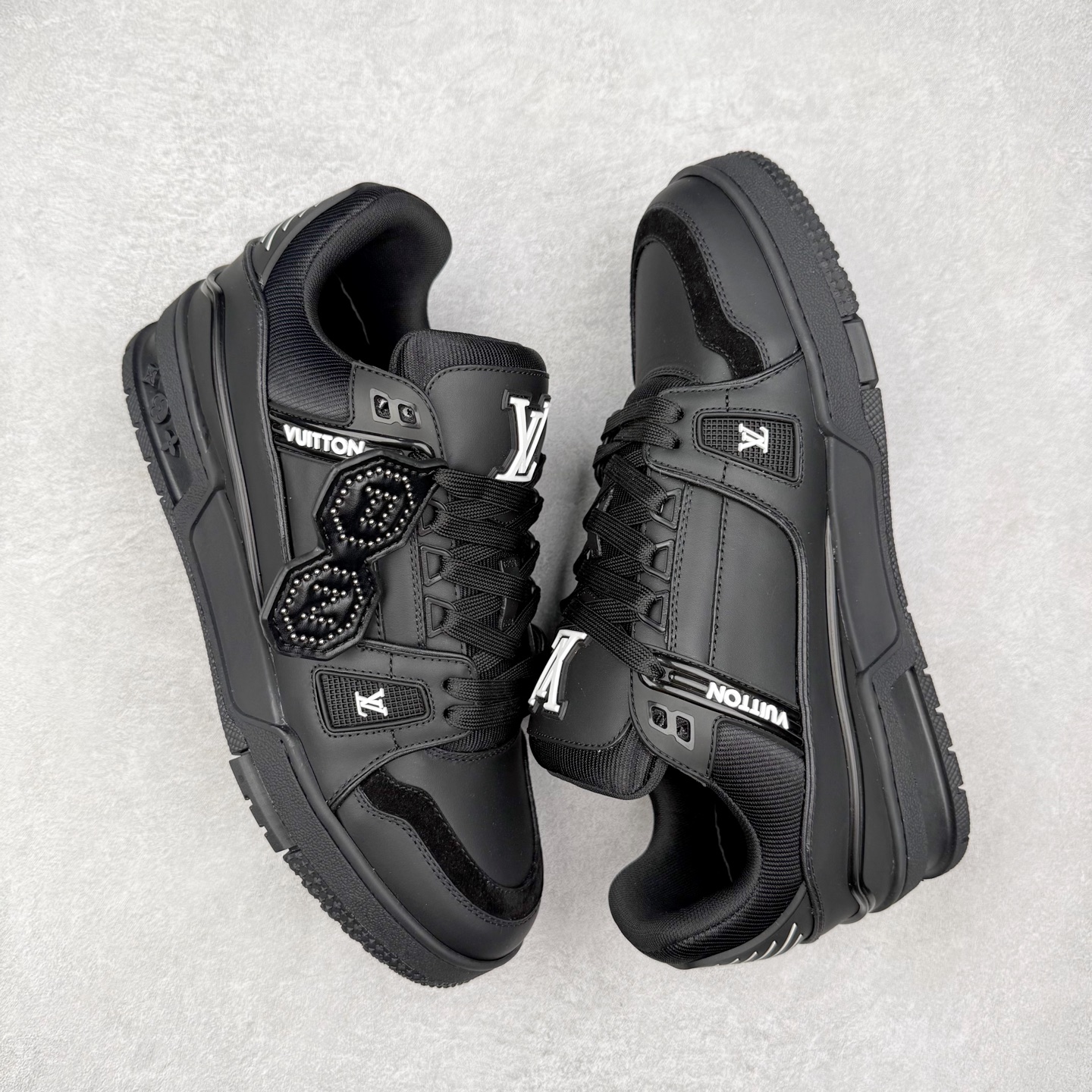 图片[3]-Louis Vuitton Trainer lv时装走秀运动鞋 完美鞋型超高的清洁度 零毛边线头瑕疵 全套原楦原纸版原鞋开模 全网最具灵魂的版型 正确原装黄色鞋盒 正确中底印花 鞋面印花3D高频深度立体 全鞋电脑针车 紧密相连 针距密度一致 环保乳胶注塑鞋垫 厚度脚感还原原版 皮面裁剪部位 统一油边封口工艺 原装橡胶大底含胶量大底组合零偏差 专柜全套包装 防尘袋 说明书 质保卡 男女鞋 尺码：35 36 37 38 39 40 41 42 43 44 45-选品中心