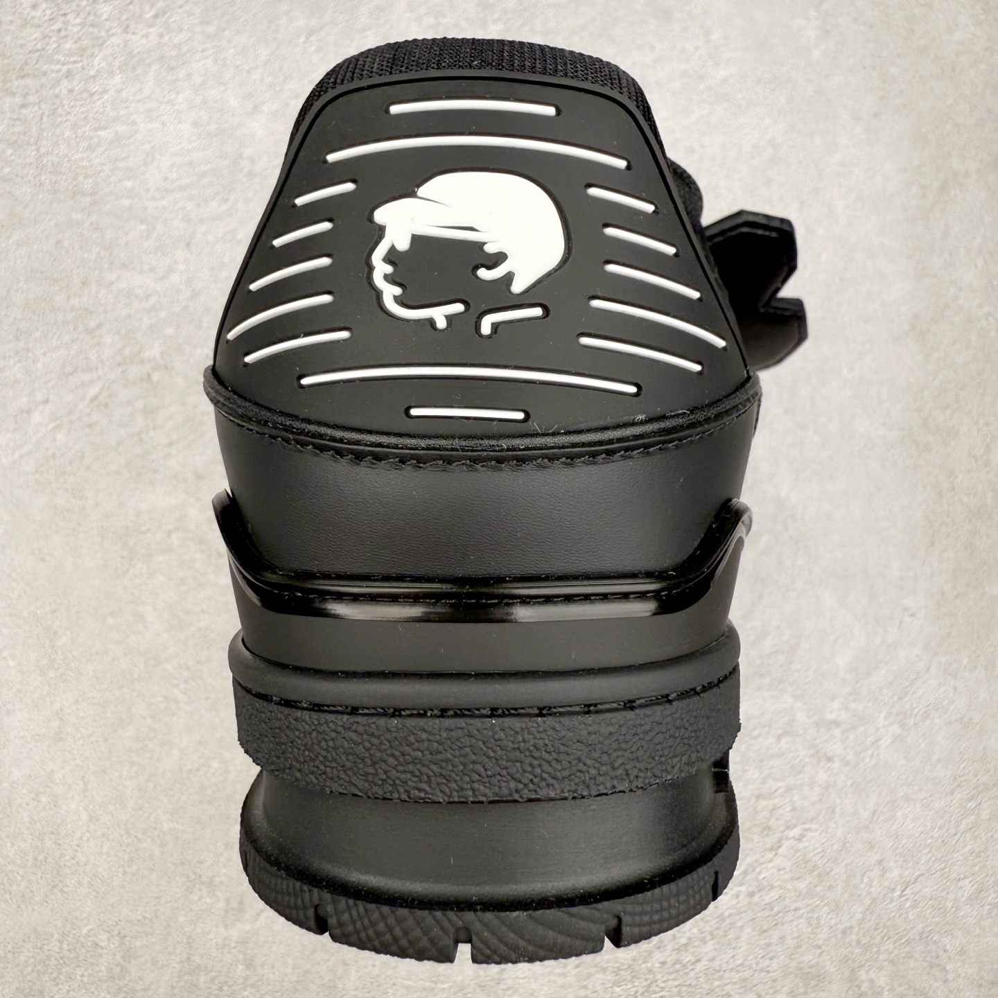 图片[8]-Louis Vuitton Trainer lv时装走秀运动鞋 完美鞋型超高的清洁度 零毛边线头瑕疵 全套原楦原纸版原鞋开模 全网最具灵魂的版型 正确原装黄色鞋盒 正确中底印花 鞋面印花3D高频深度立体 全鞋电脑针车 紧密相连 针距密度一致 环保乳胶注塑鞋垫 厚度脚感还原原版 皮面裁剪部位 统一油边封口工艺 原装橡胶大底含胶量大底组合零偏差 专柜全套包装 防尘袋 说明书 质保卡 男女鞋 尺码：35 36 37 38 39 40 41 42 43 44 45-选品中心